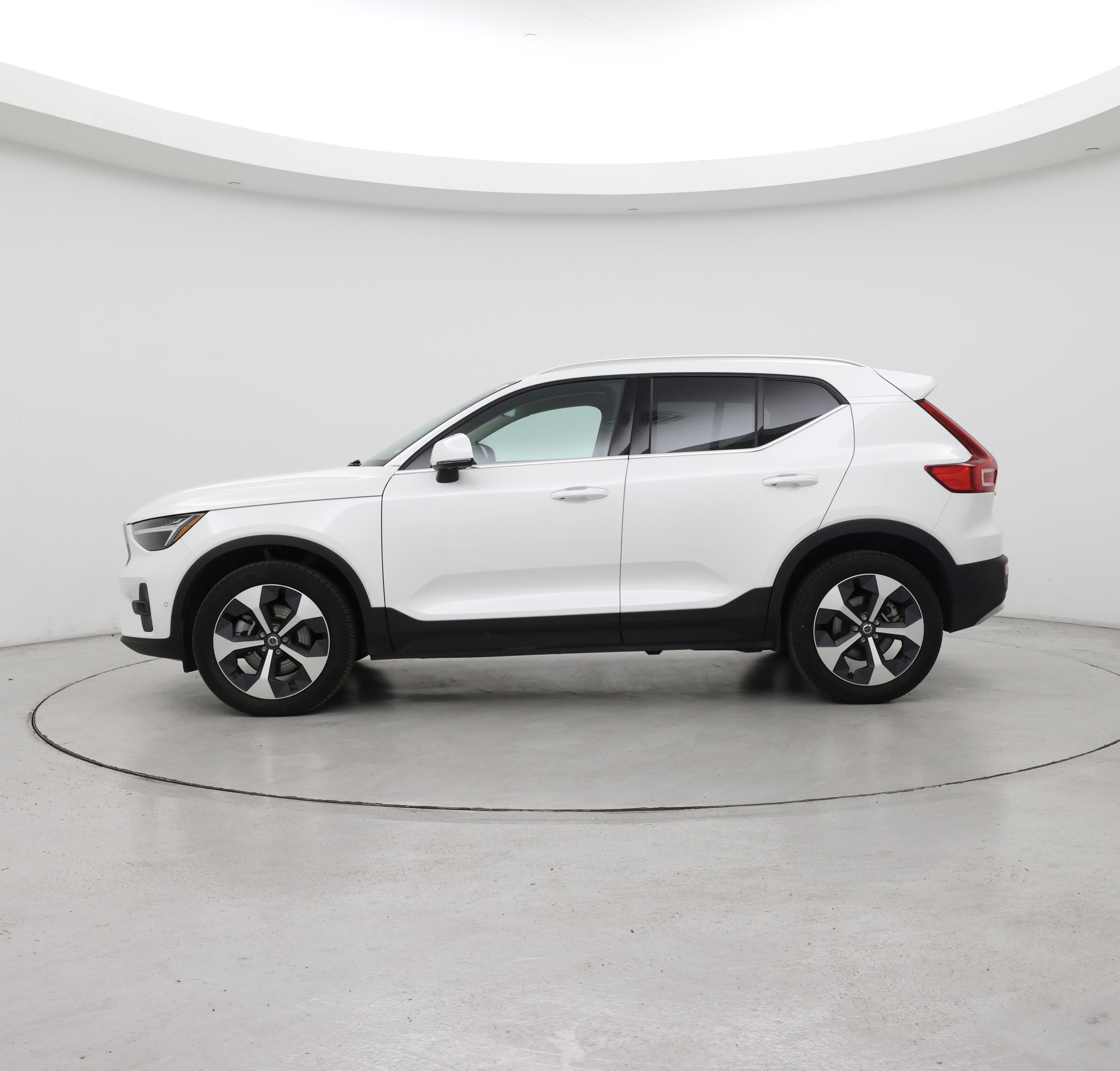 Thumbnail: 2025 Volvo XC40 - 3