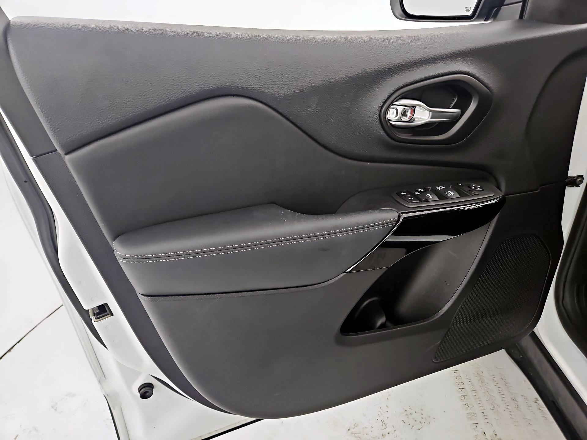 Thumbnail: 2023 Jeep Cherokee - 12