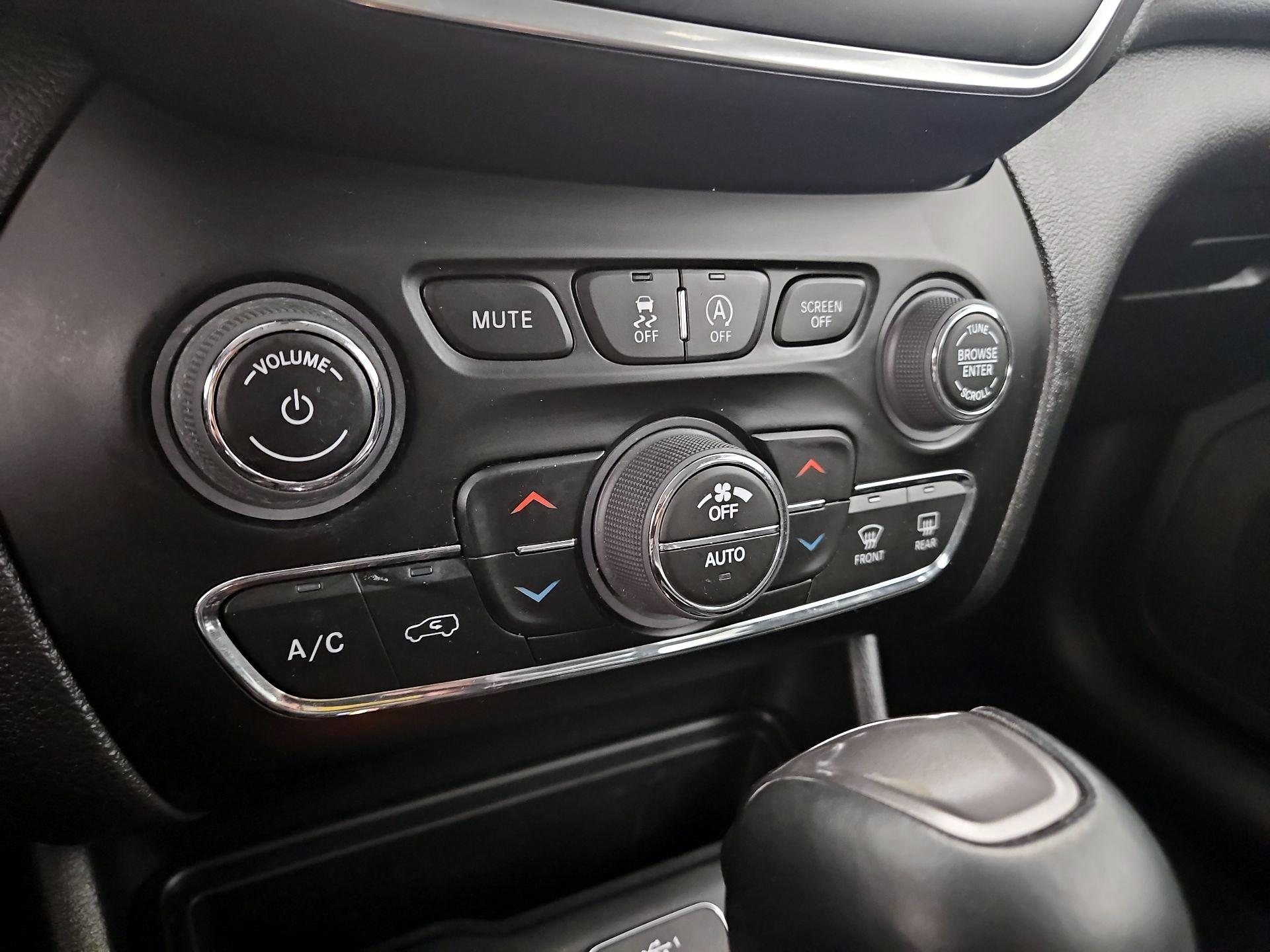 Thumbnail: 2023 Jeep Cherokee - 17