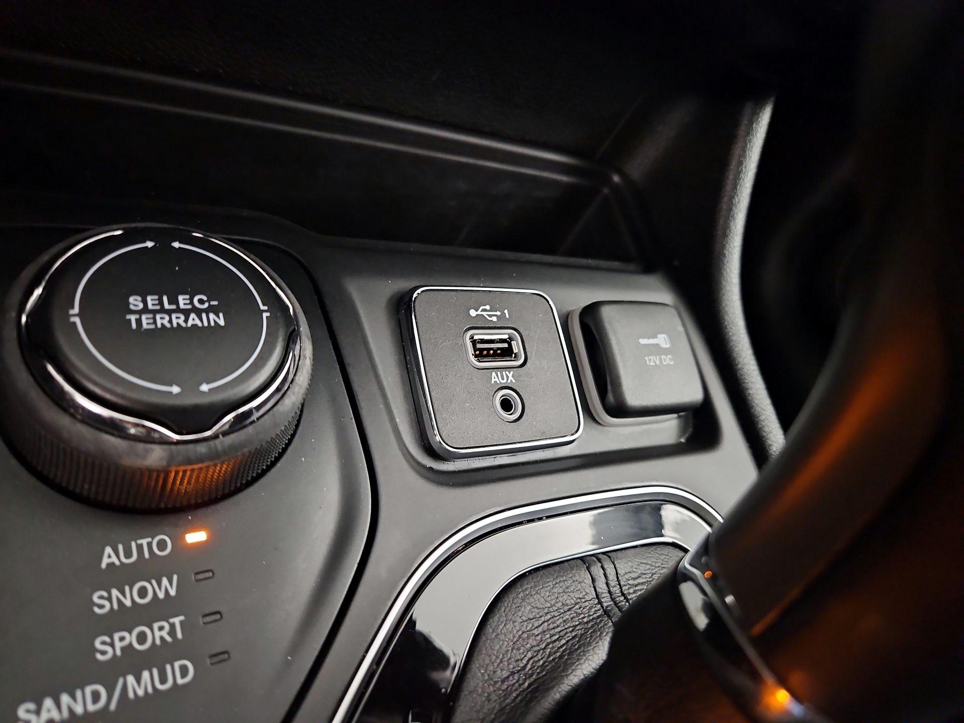 Thumbnail: 2023 Jeep Cherokee - 19