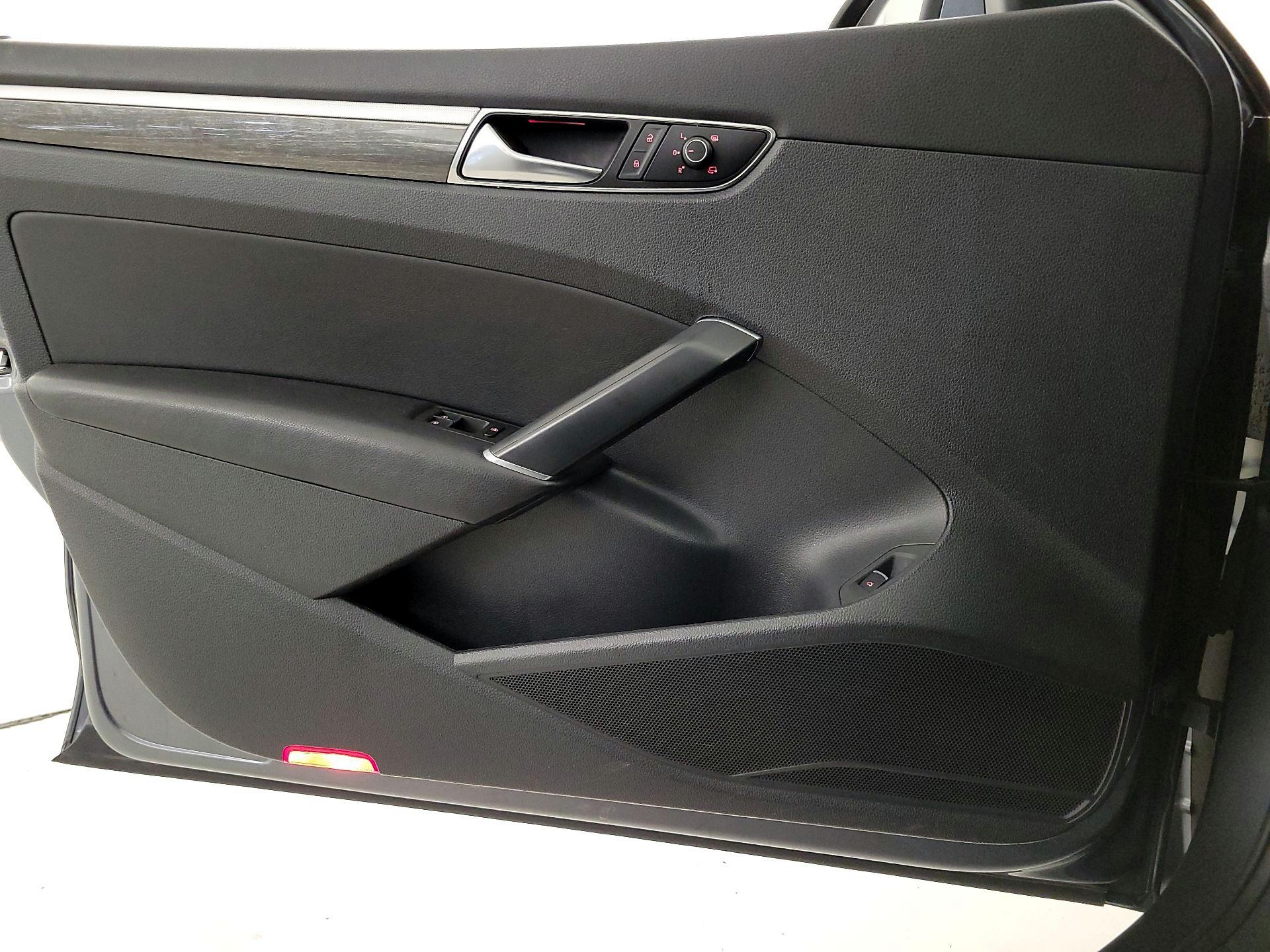 Thumbnail: 2017 Volkswagen Passat - 12