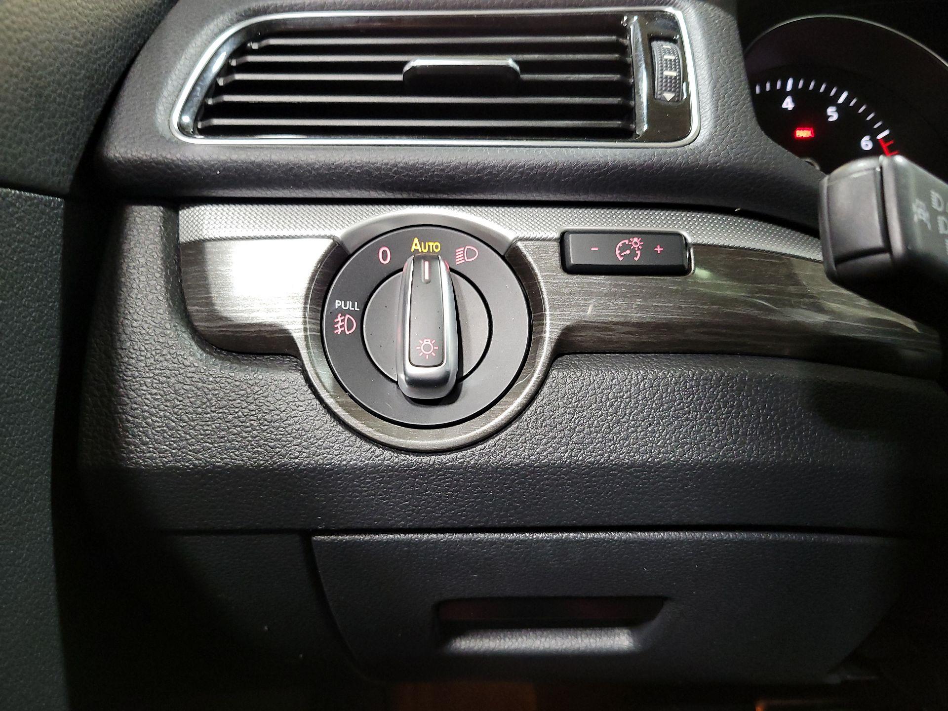 Thumbnail: 2017 Volkswagen Passat - 13