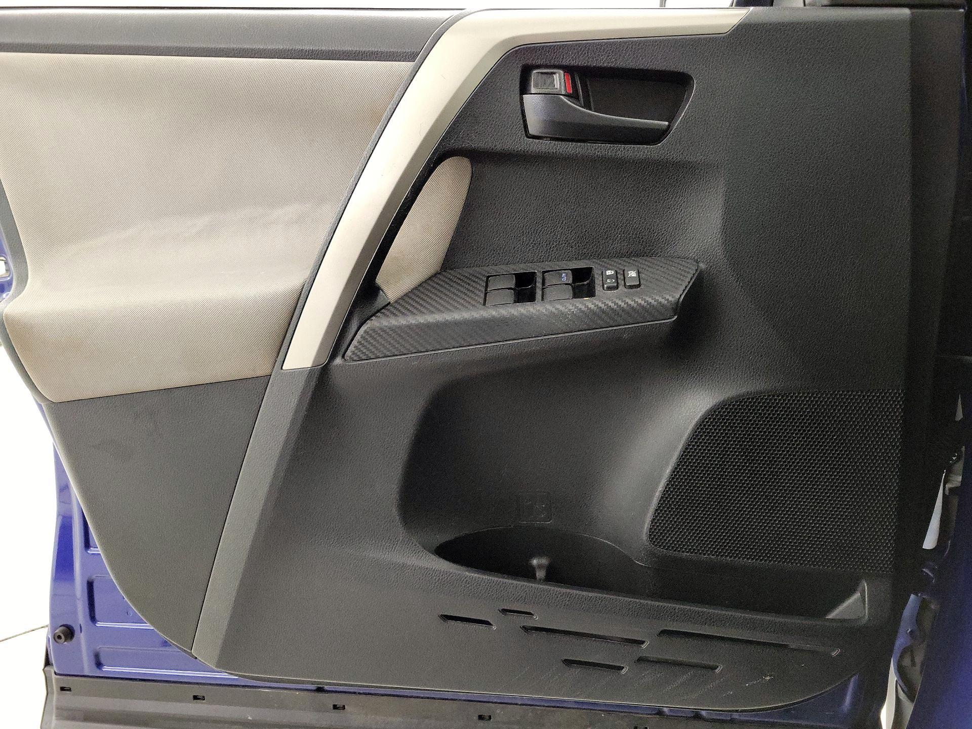 Thumbnail: 2015 Toyota RAV4 - 12