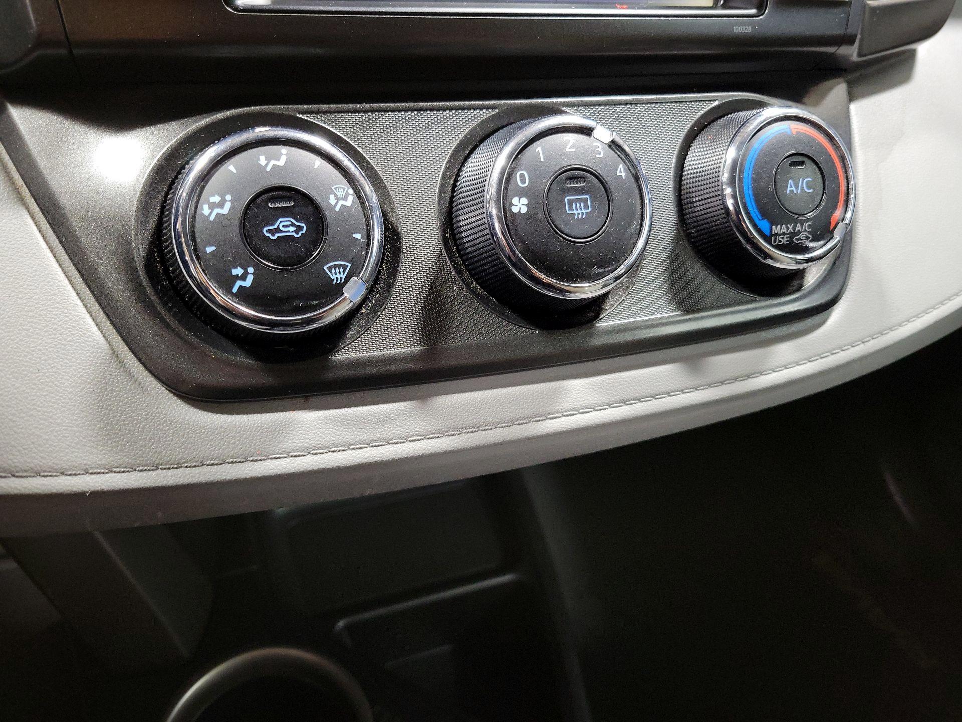 Thumbnail: 2015 Toyota RAV4 - 16