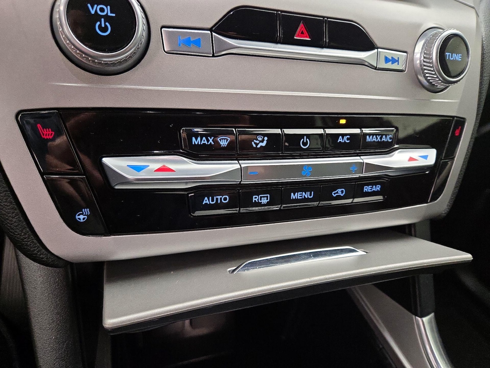 2023 Ford Explorer XLT - Photo 18