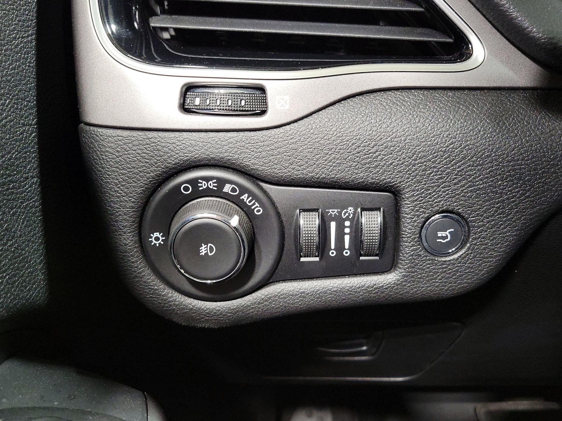 Thumbnail: 2021 Jeep Cherokee - 13