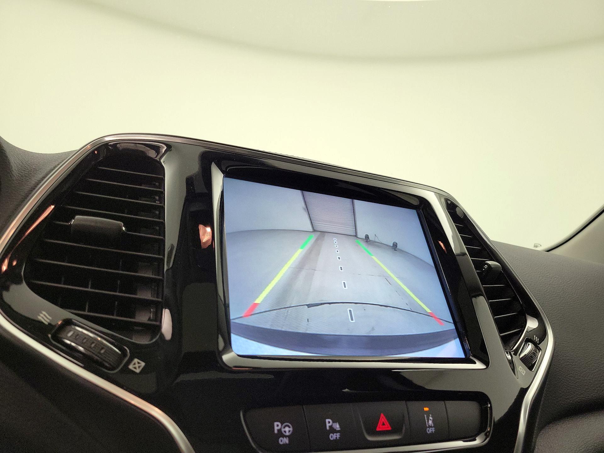 Thumbnail: 2021 Jeep Cherokee - 14