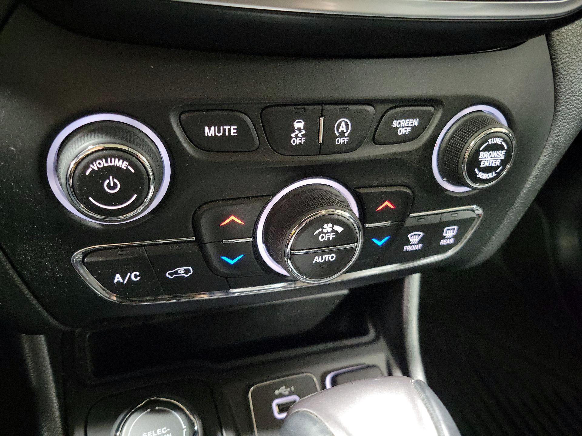 Thumbnail: 2021 Jeep Cherokee - 16