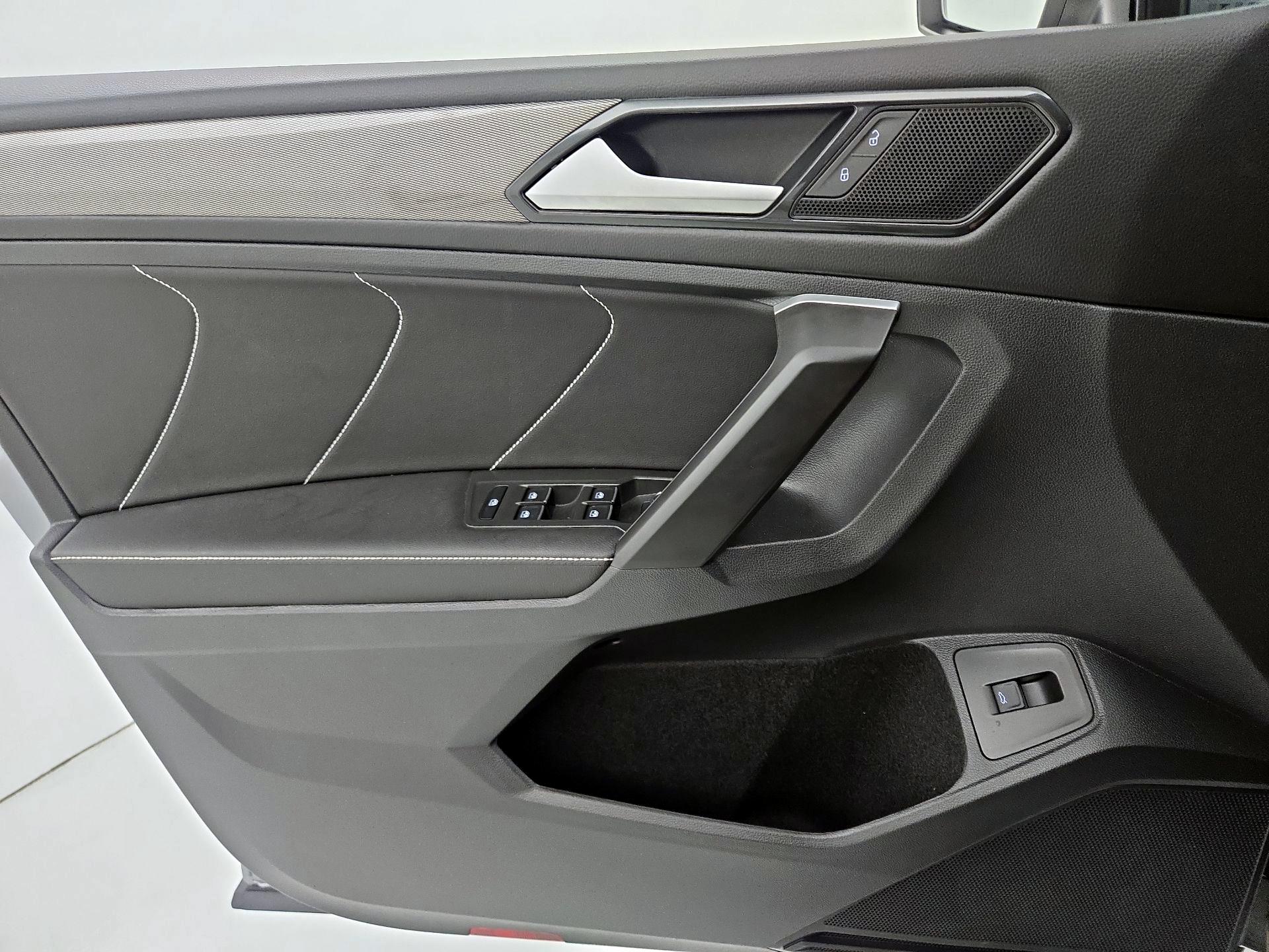 Thumbnail: 2024 Volkswagen Tiguan - 12