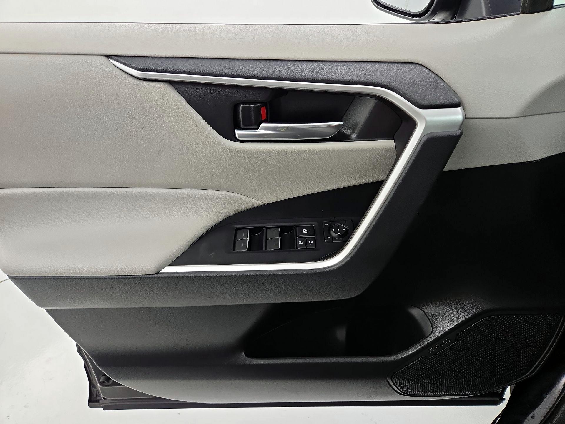 Thumbnail: 2022 Toyota RAV4 - 12