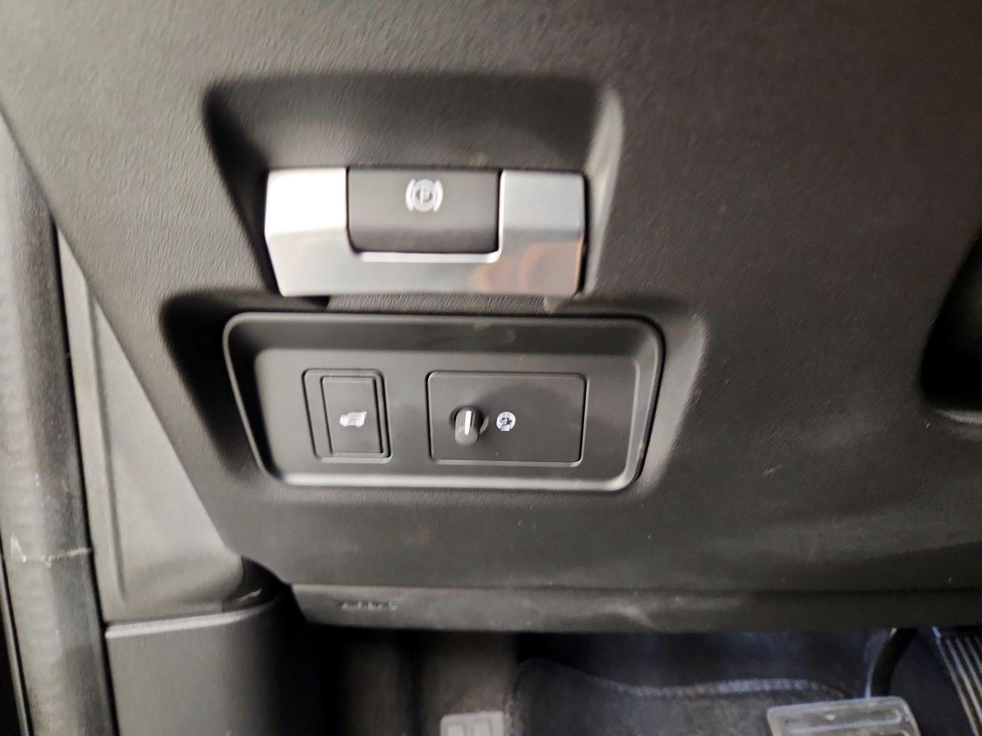 Thumbnail: 2023 Land Rover Discovery Sport - 13