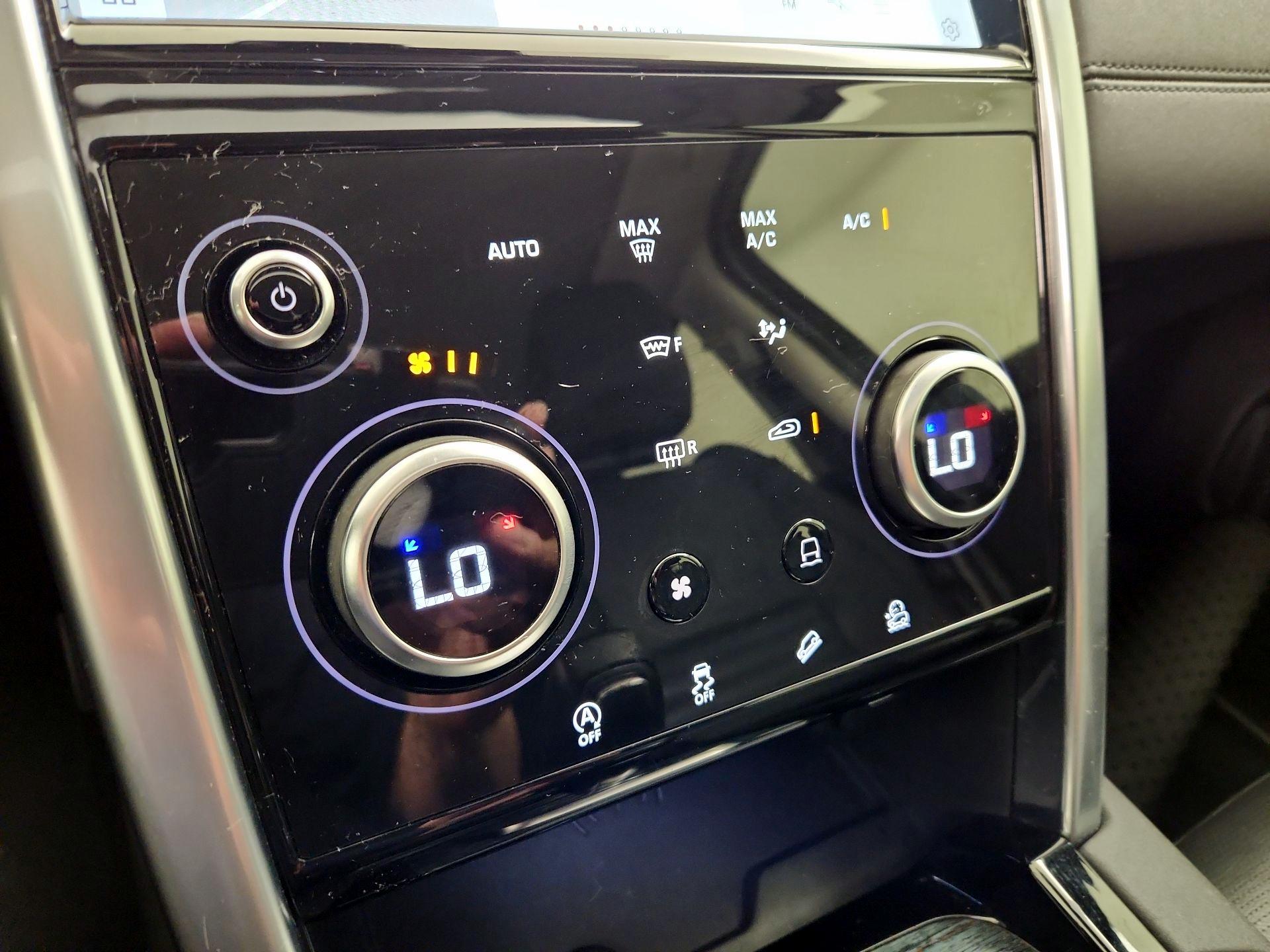 Thumbnail: 2023 Land Rover Discovery Sport - 17