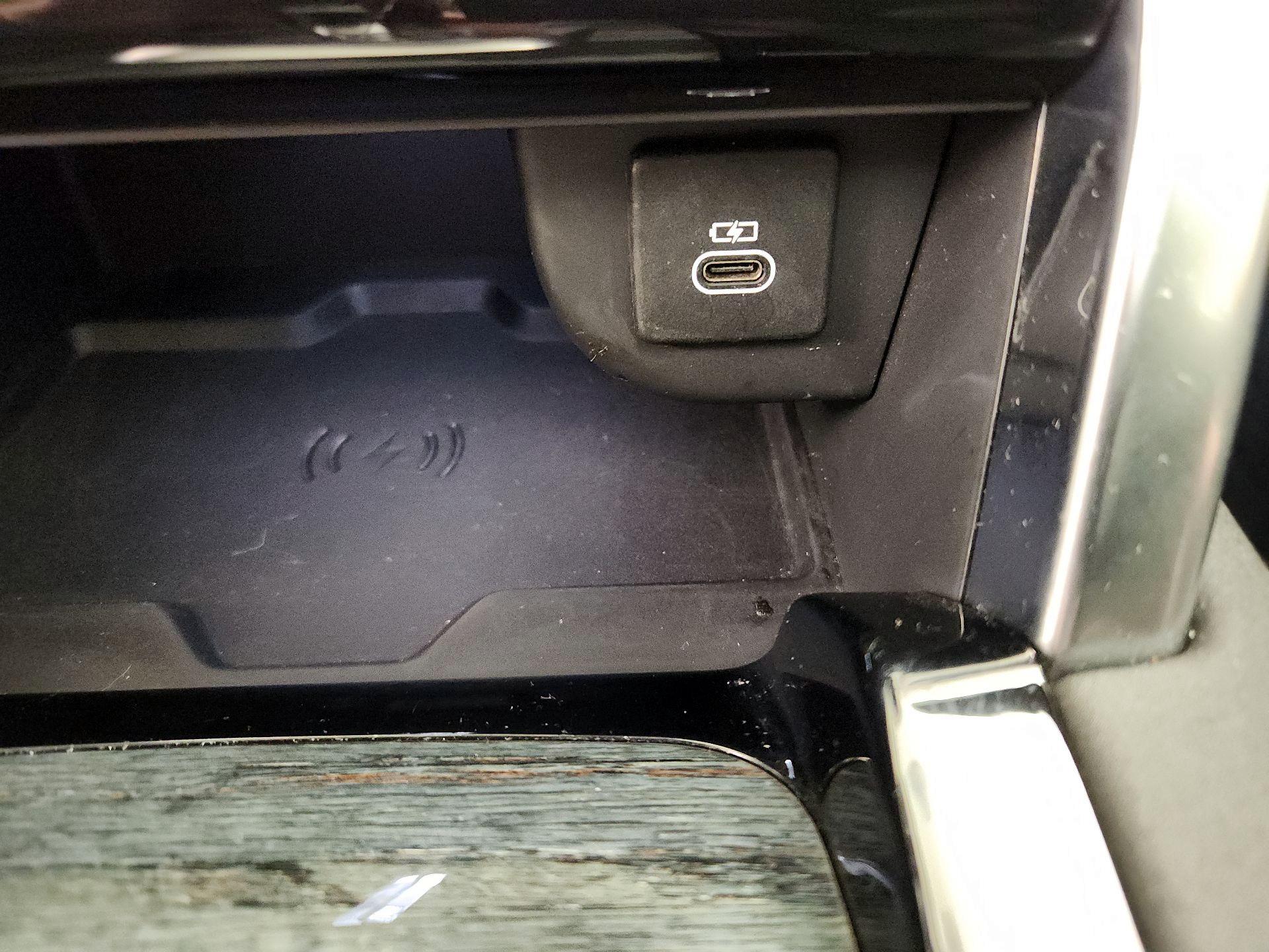 Thumbnail: 2023 Land Rover Discovery Sport - 19