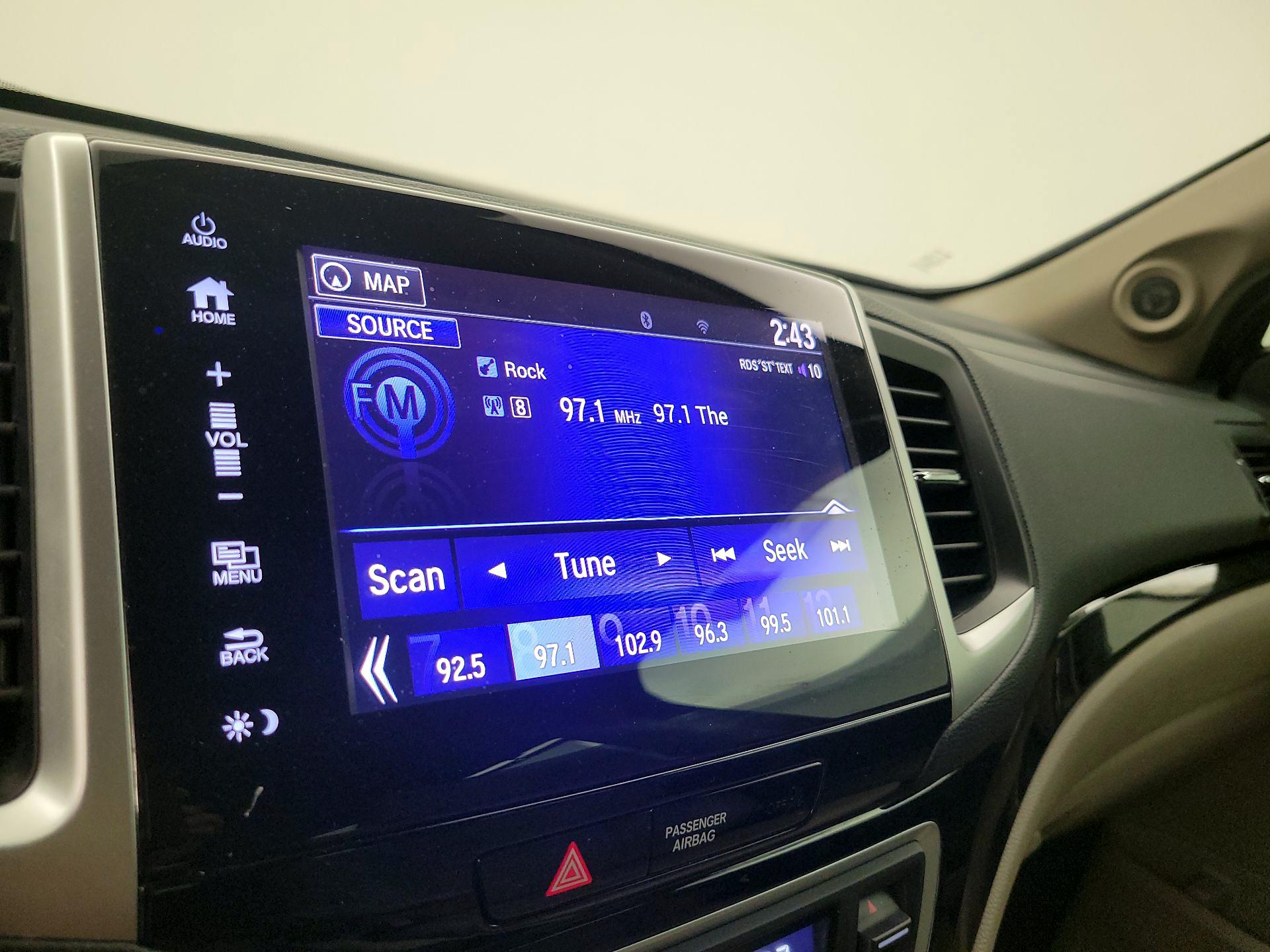 Thumbnail: 2017 Honda Pilot - 15