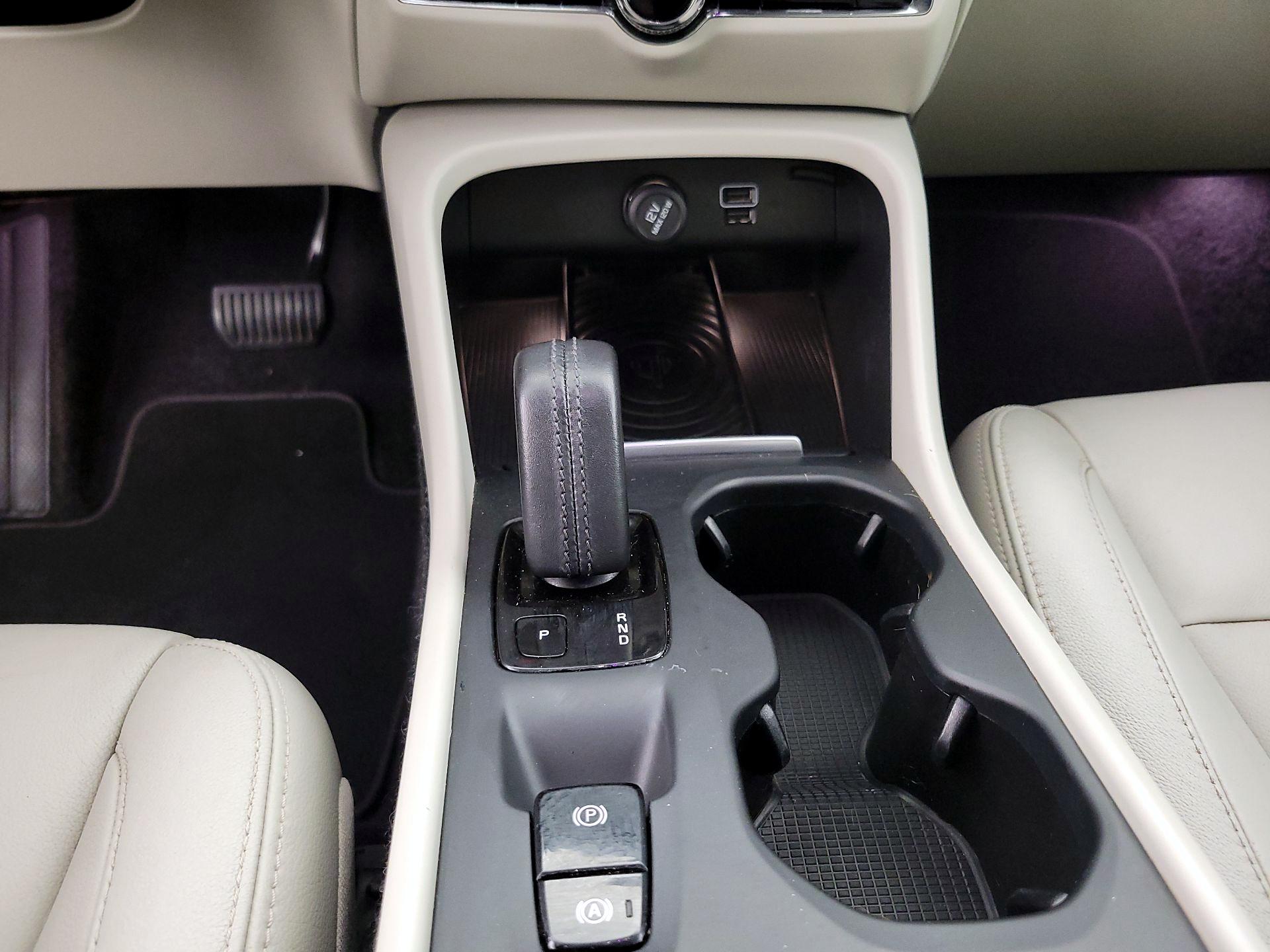 Thumbnail: 2019 Volvo XC40 - 17