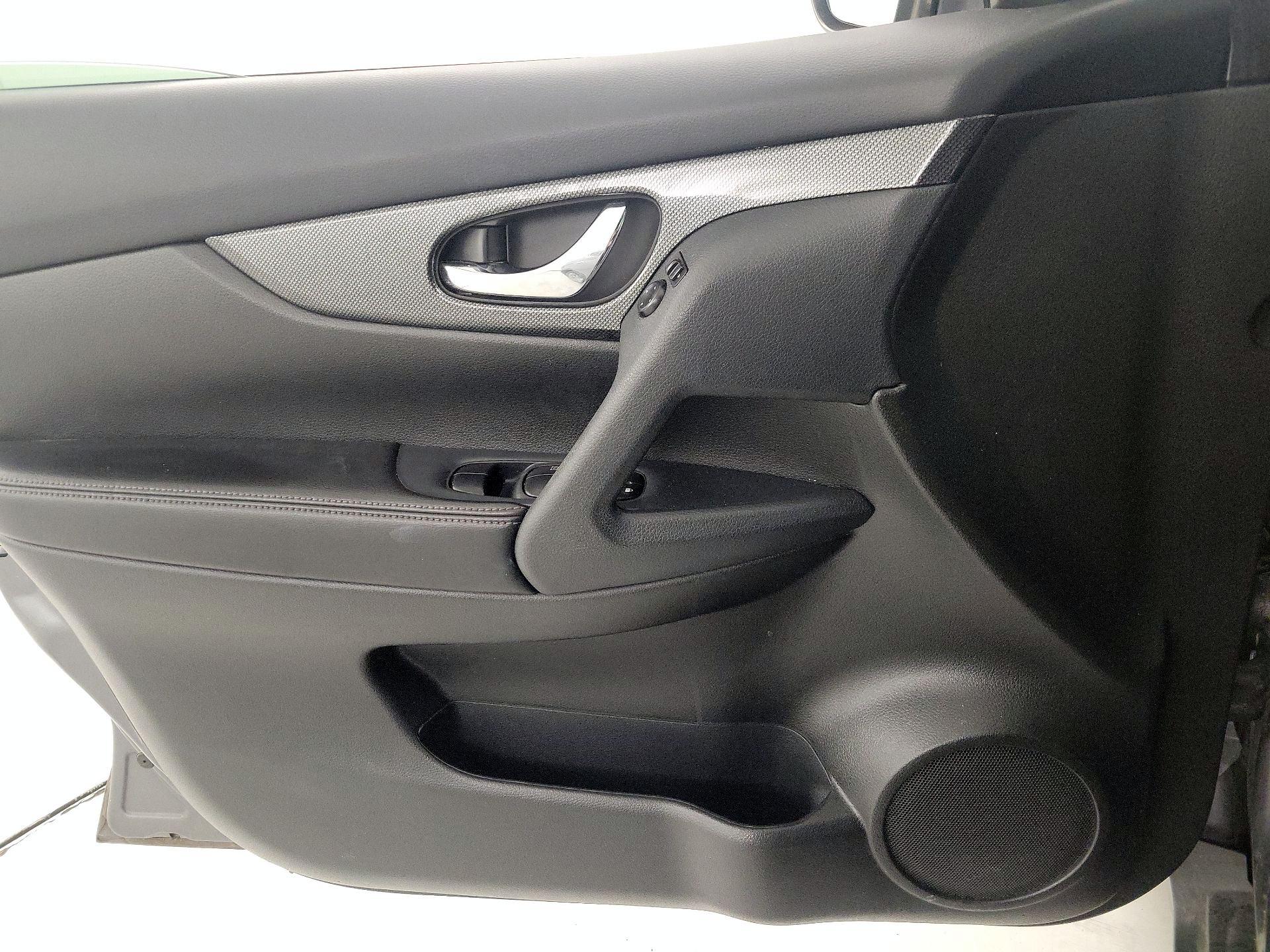 Thumbnail: 2015 Nissan Rogue - 12