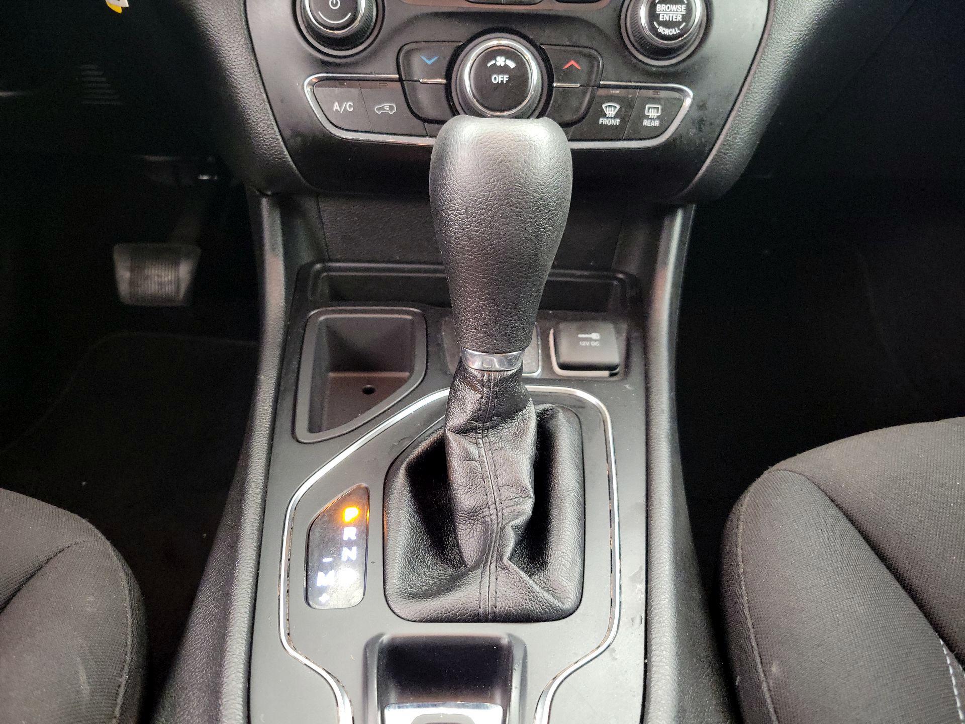 Thumbnail: 2019 Jeep Cherokee - 17