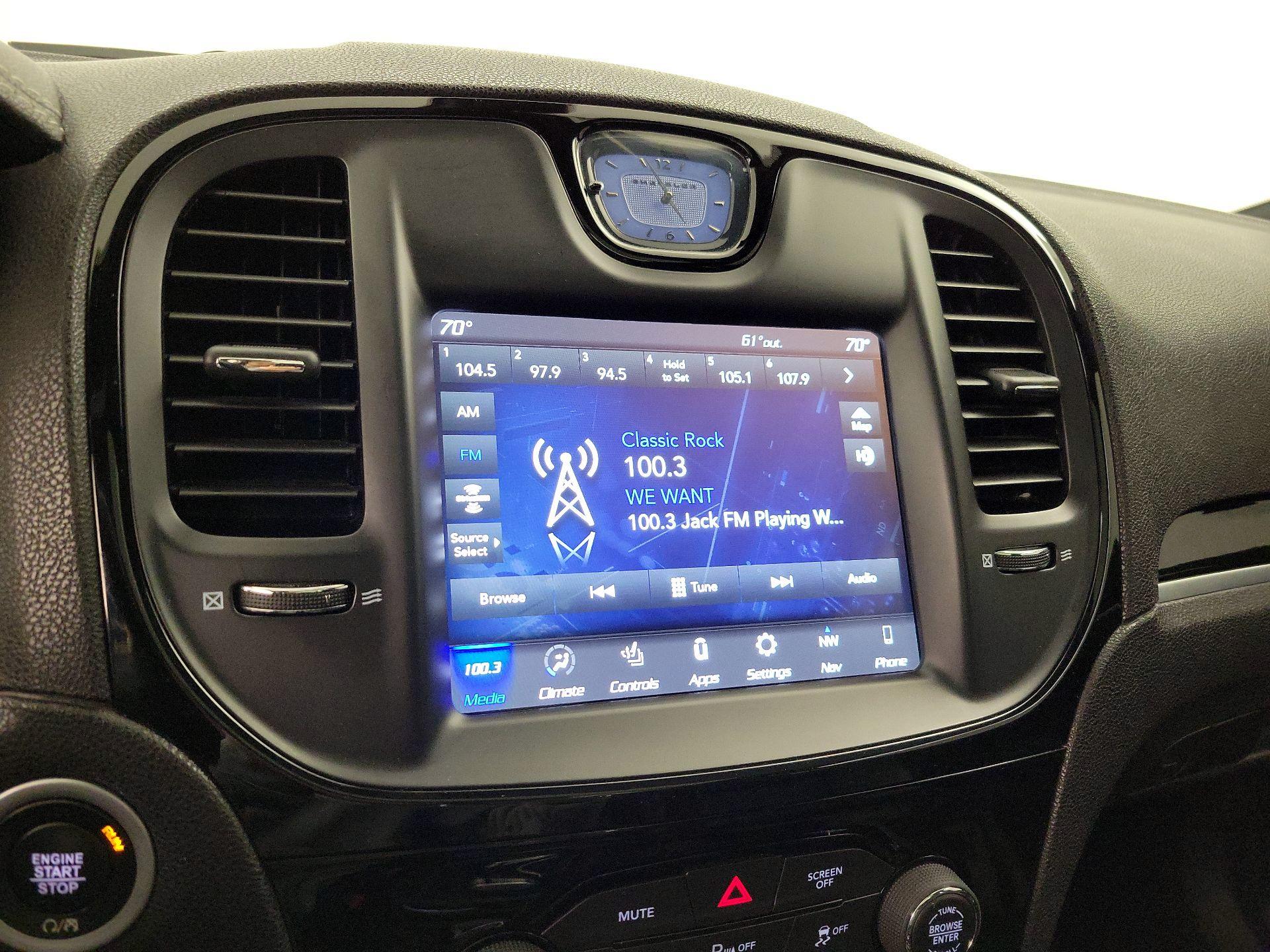 Thumbnail: 2022 Chrysler 300 - 16