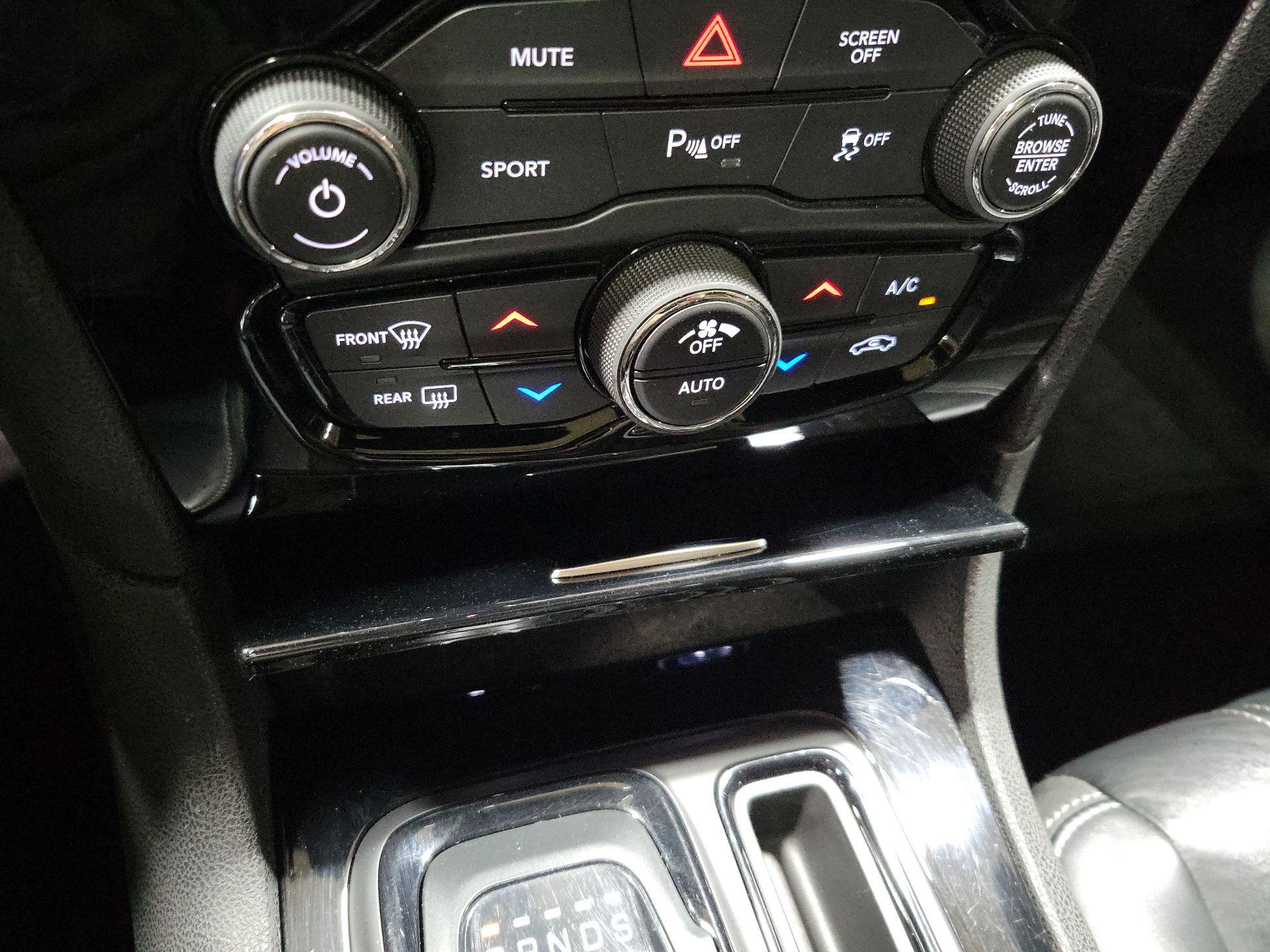 Thumbnail: 2022 Chrysler 300 - 17