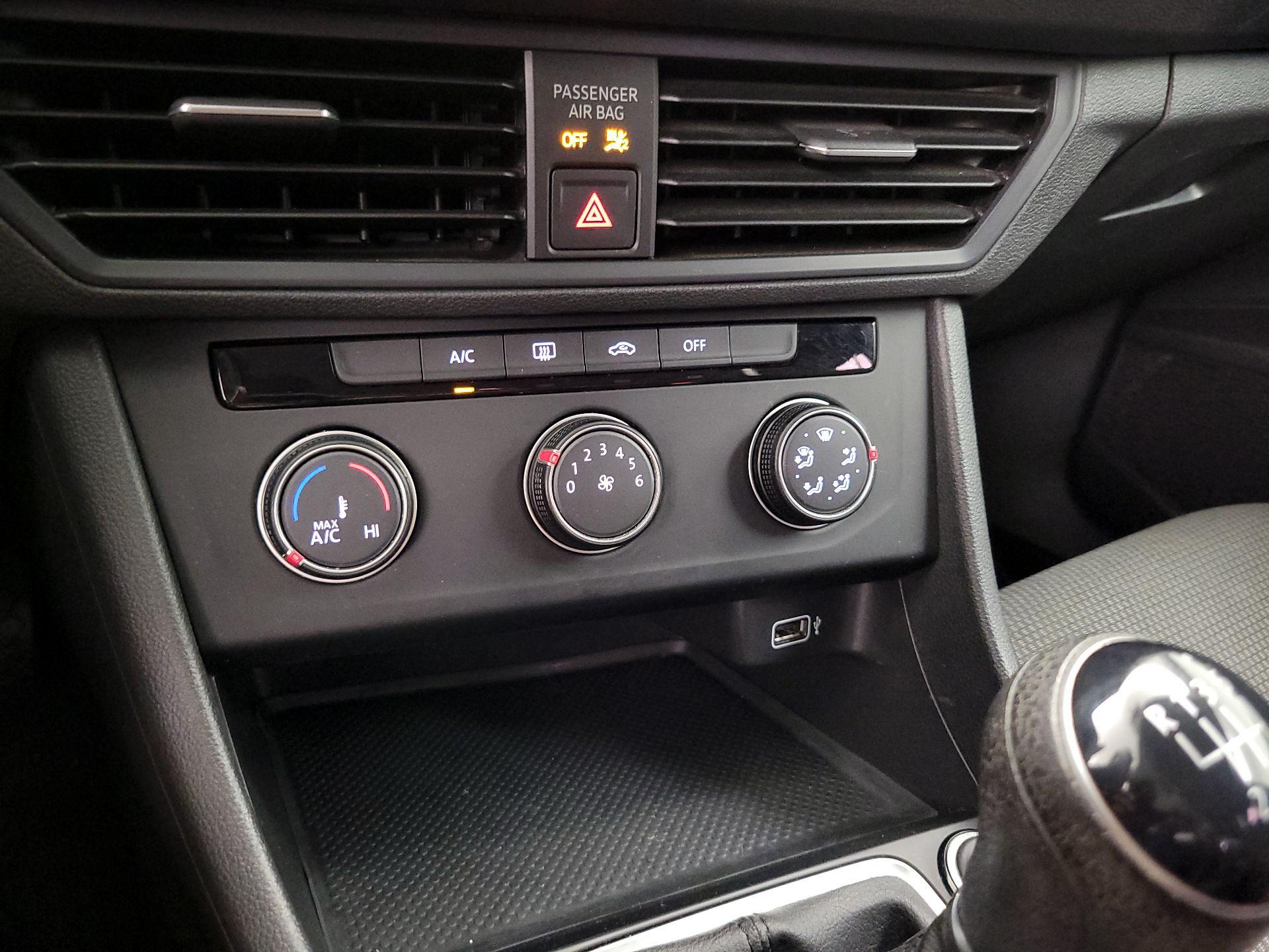 Thumbnail: 2019 Volkswagen Jetta - 16