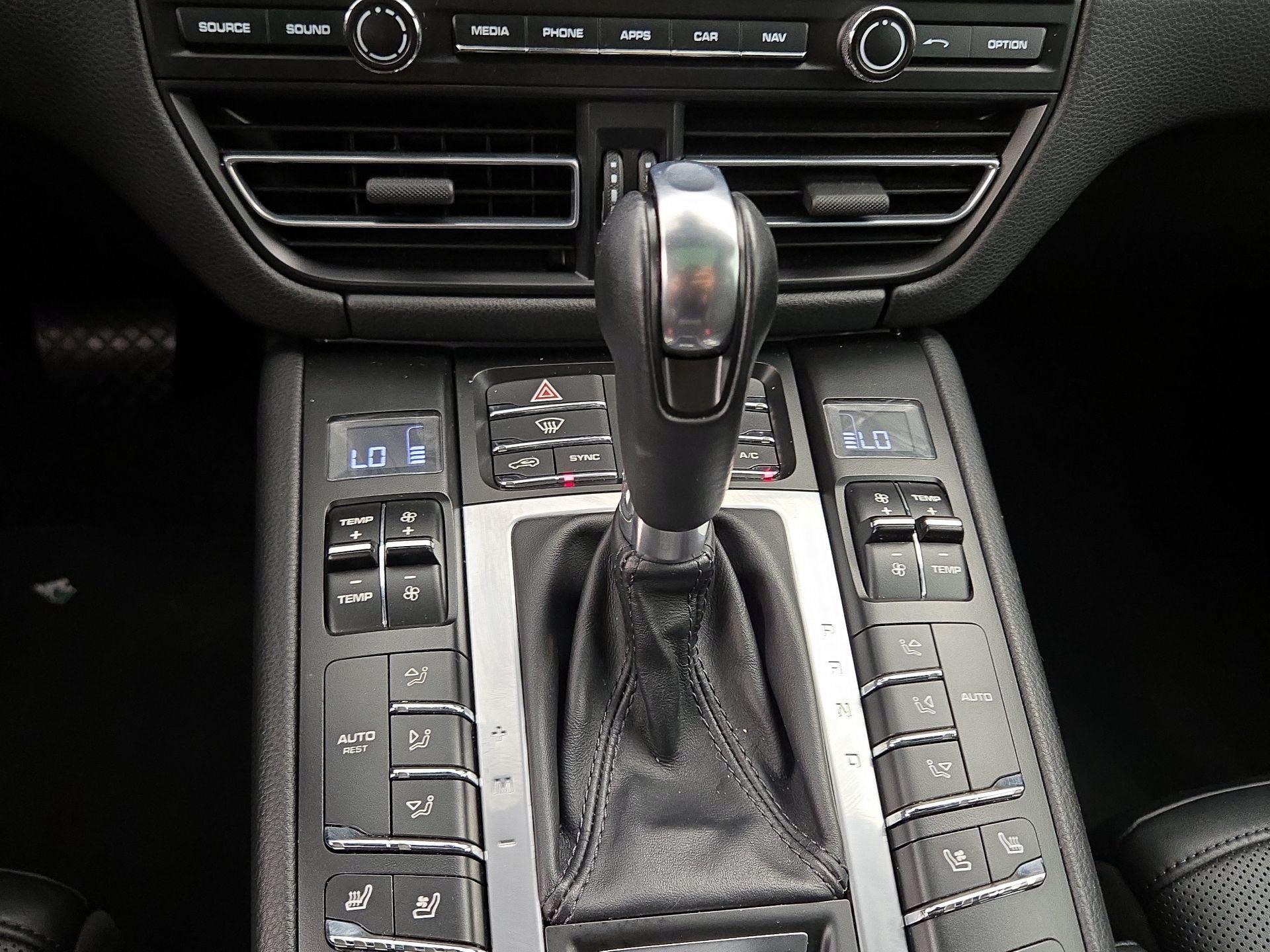 Thumbnail: 2021 Porsche Macan - 18