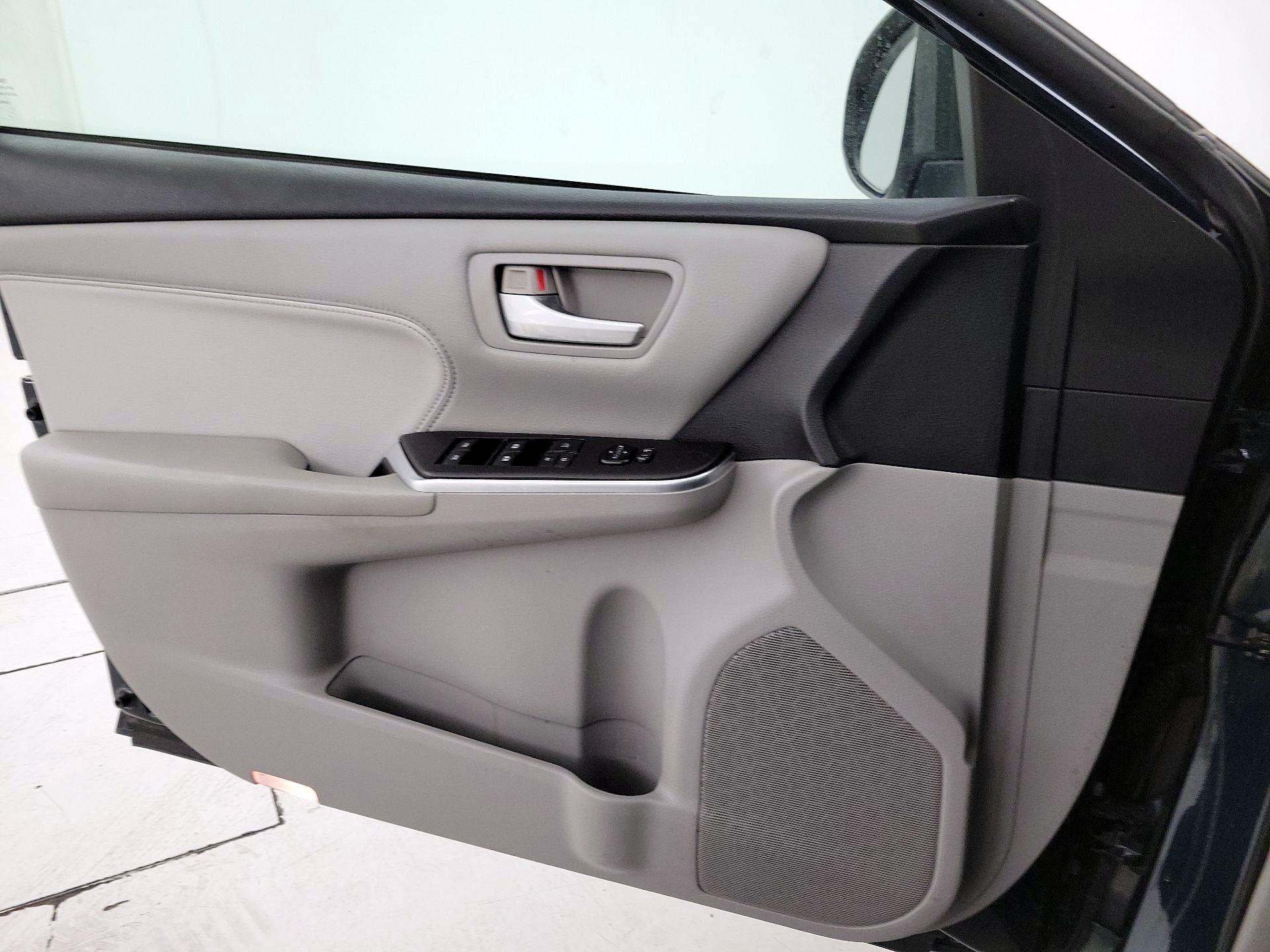 Thumbnail: 2016 Toyota Camry - 12