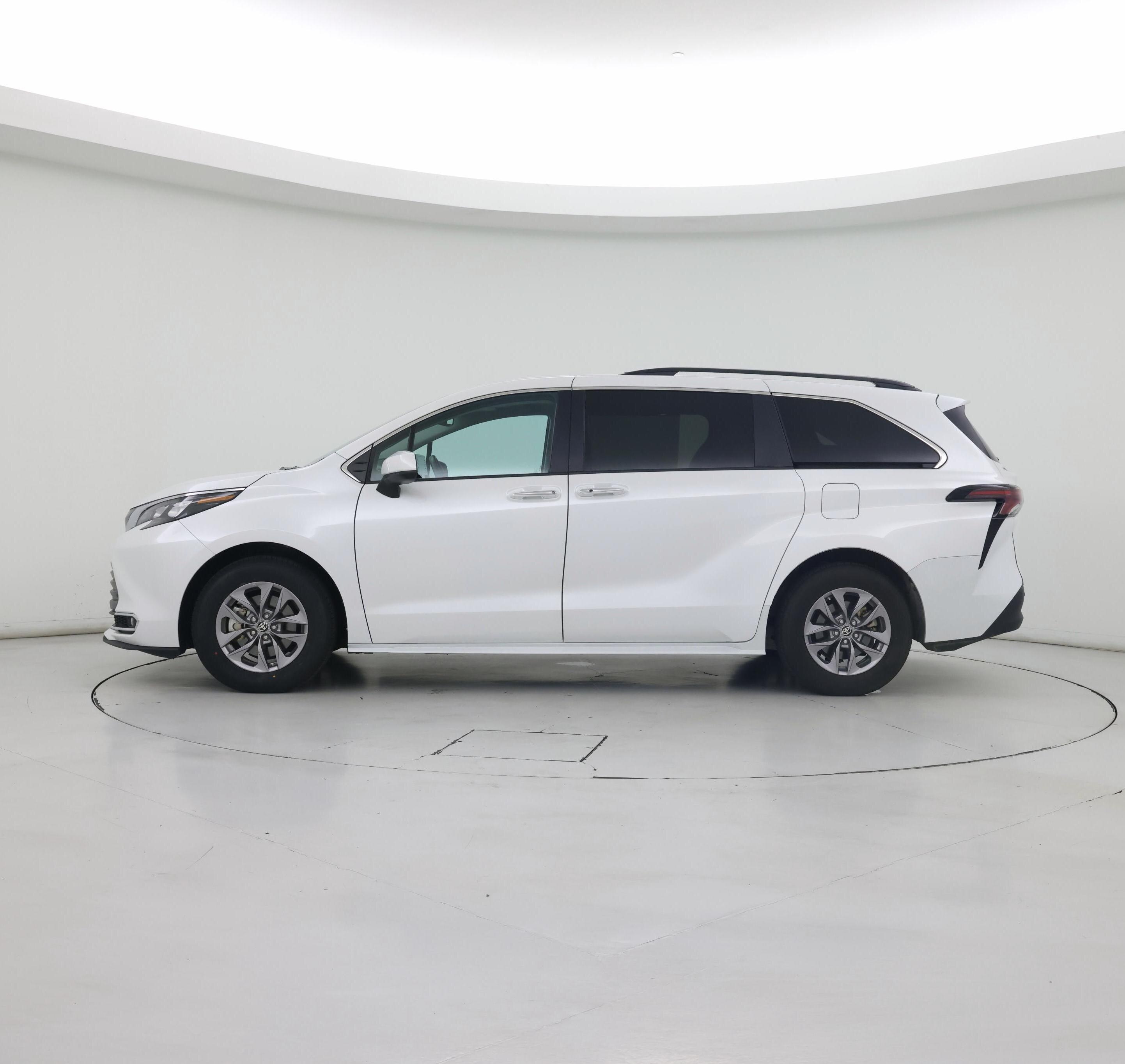 Thumbnail: 2024 Toyota Sienna - 3