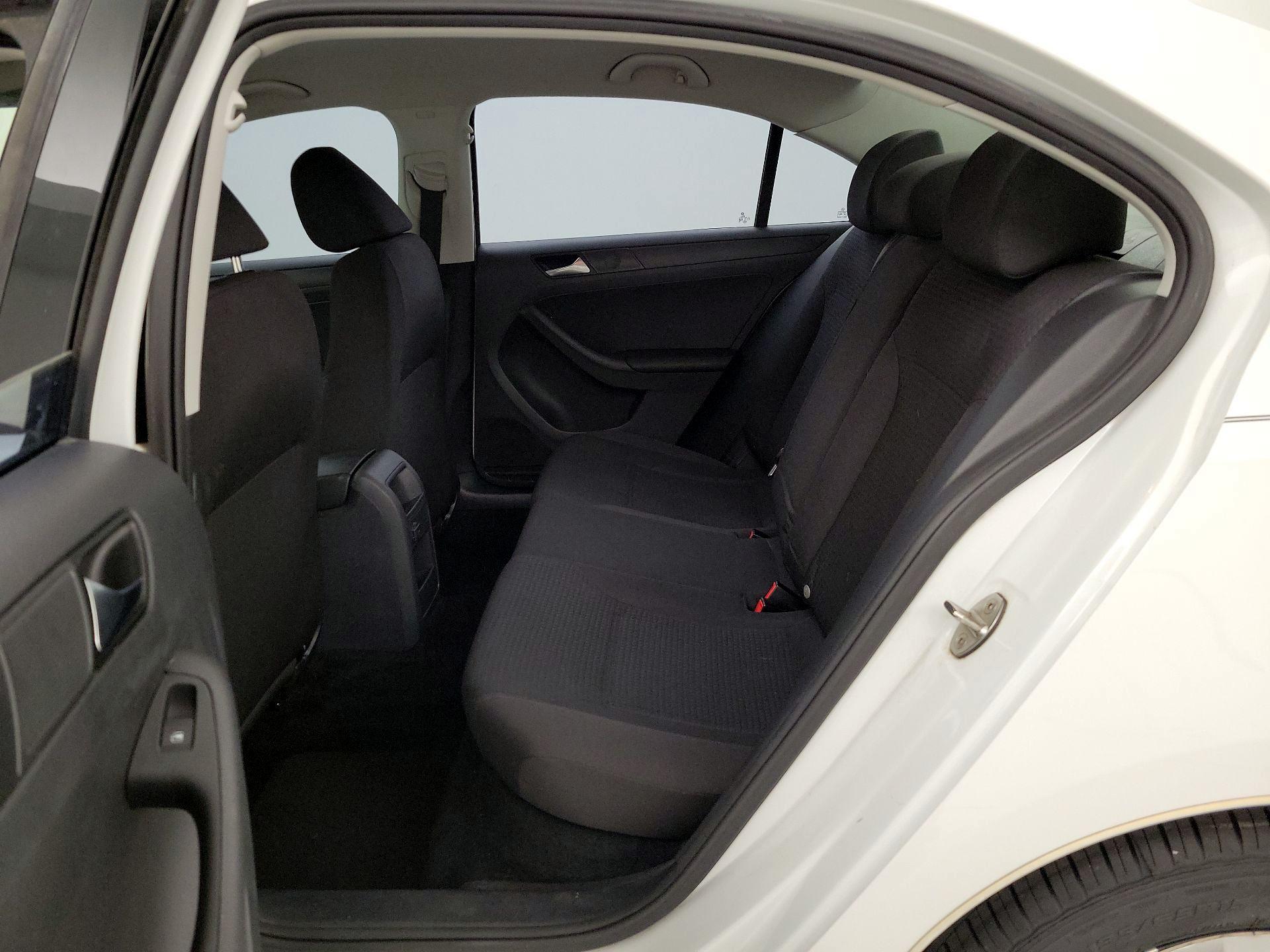 Thumbnail: 2016 Volkswagen Jetta - 18