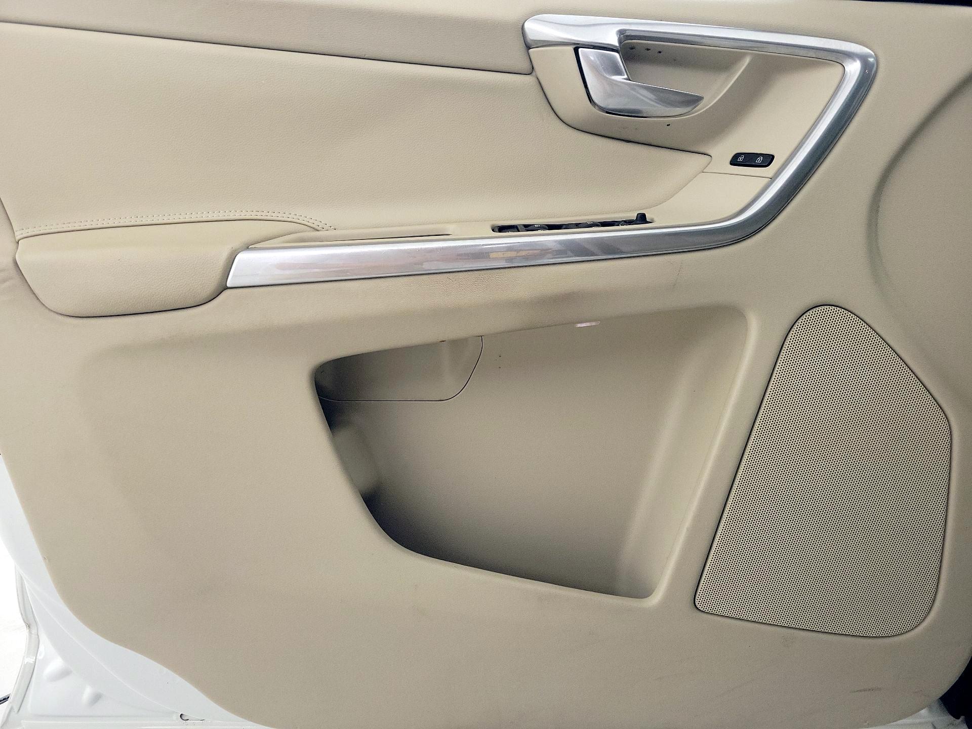 Thumbnail: 2015 Volvo XC60 - 12