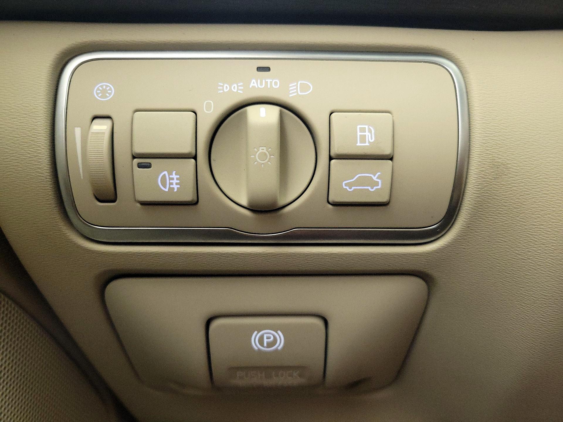 Thumbnail: 2015 Volvo XC60 - 13