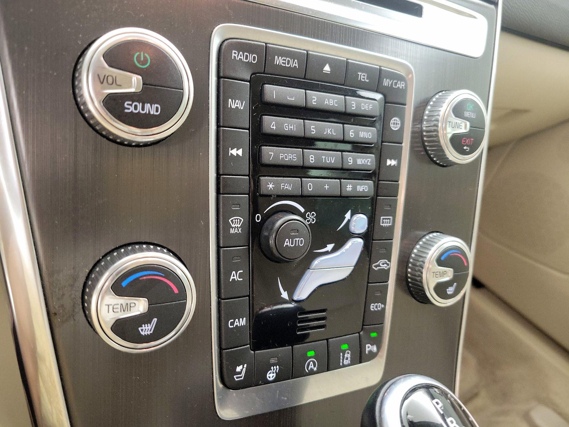 Thumbnail: 2015 Volvo XC60 - 16