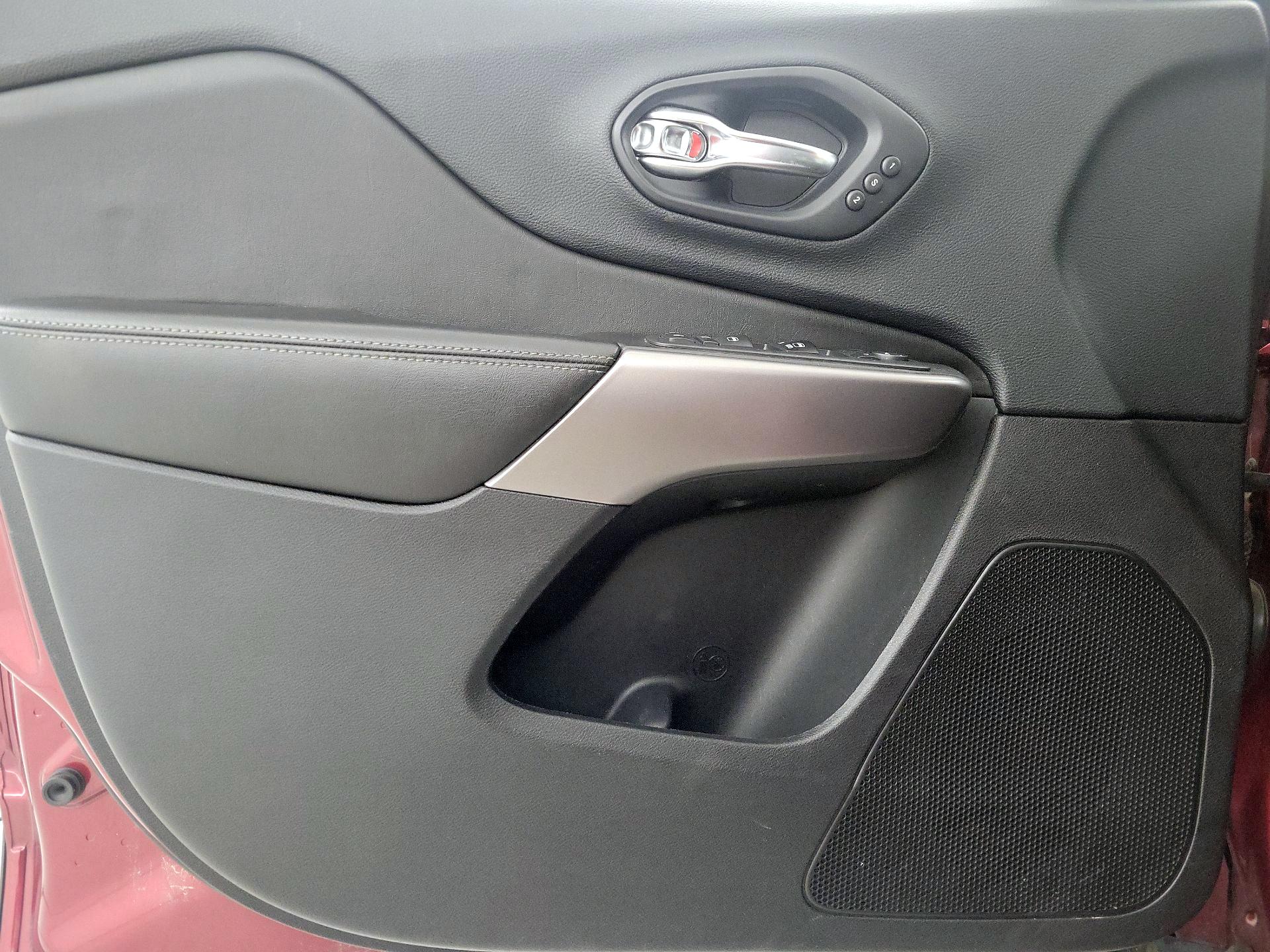 Thumbnail: 2019 Jeep Cherokee - 12