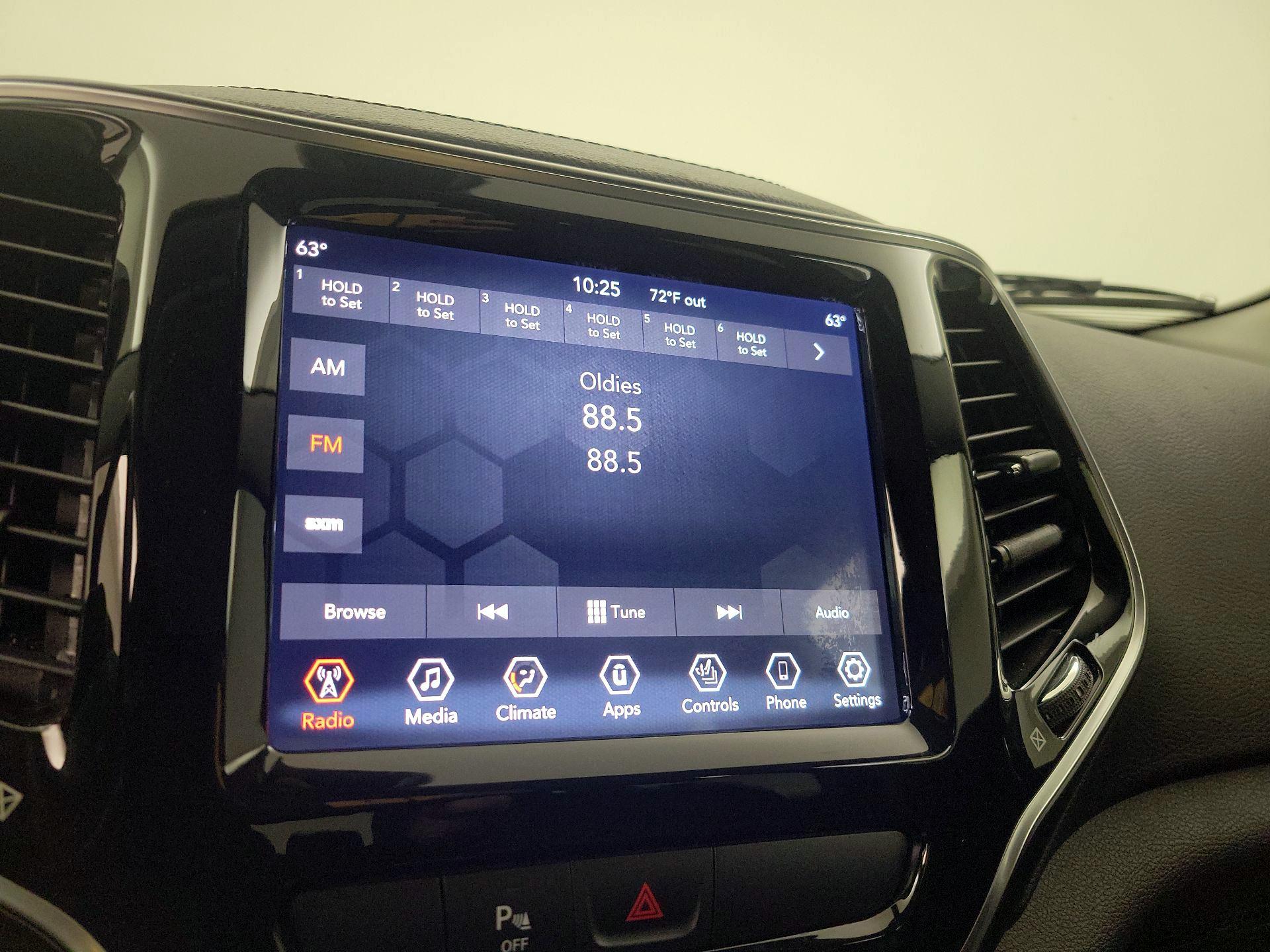 Thumbnail: 2019 Jeep Cherokee - 15