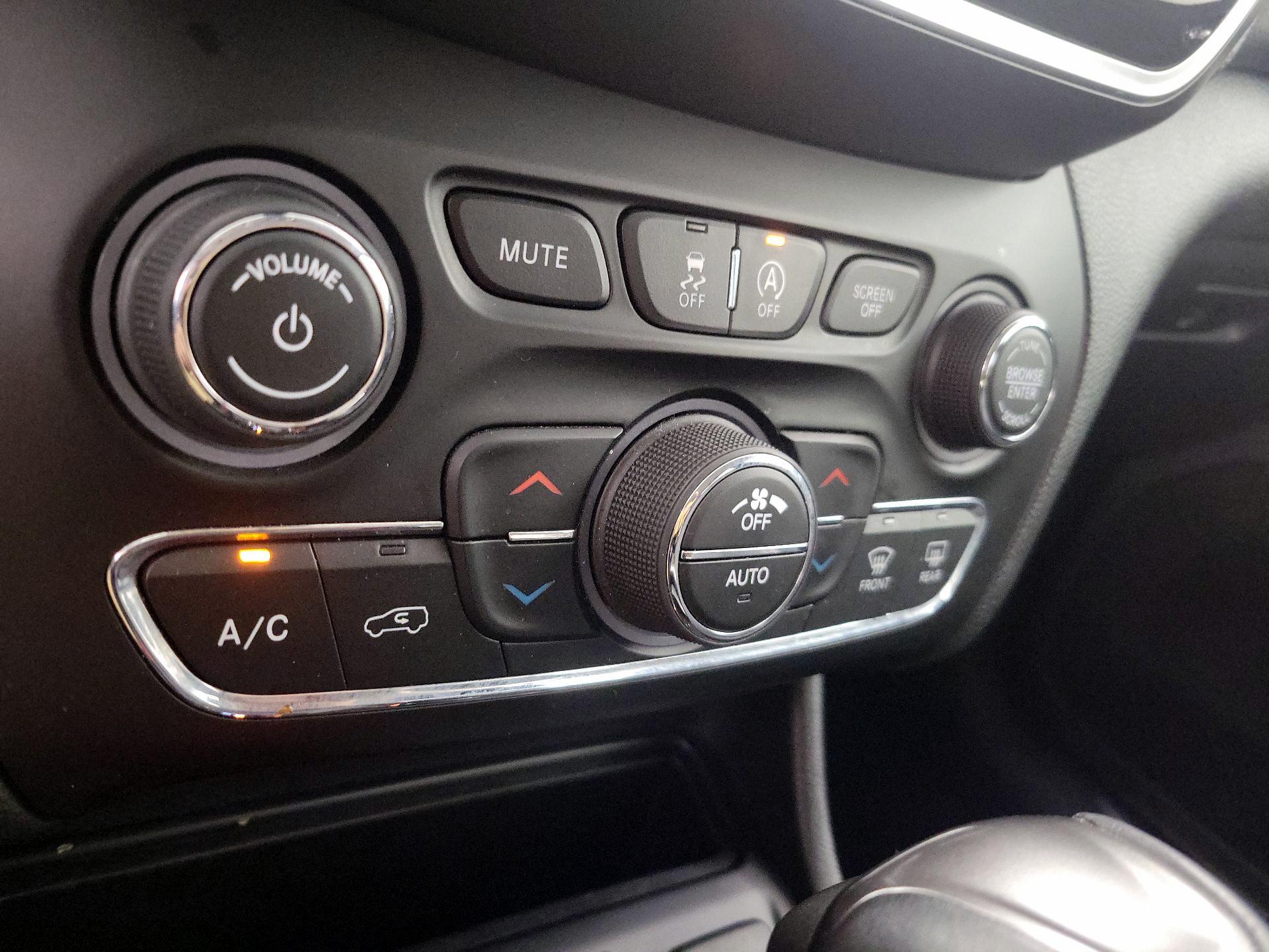 Thumbnail: 2019 Jeep Cherokee - 16