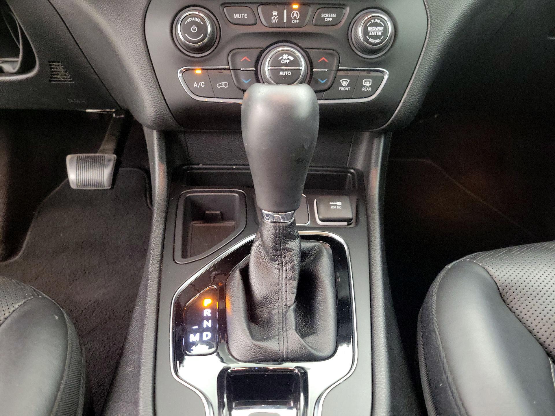 Thumbnail: 2019 Jeep Cherokee - 17