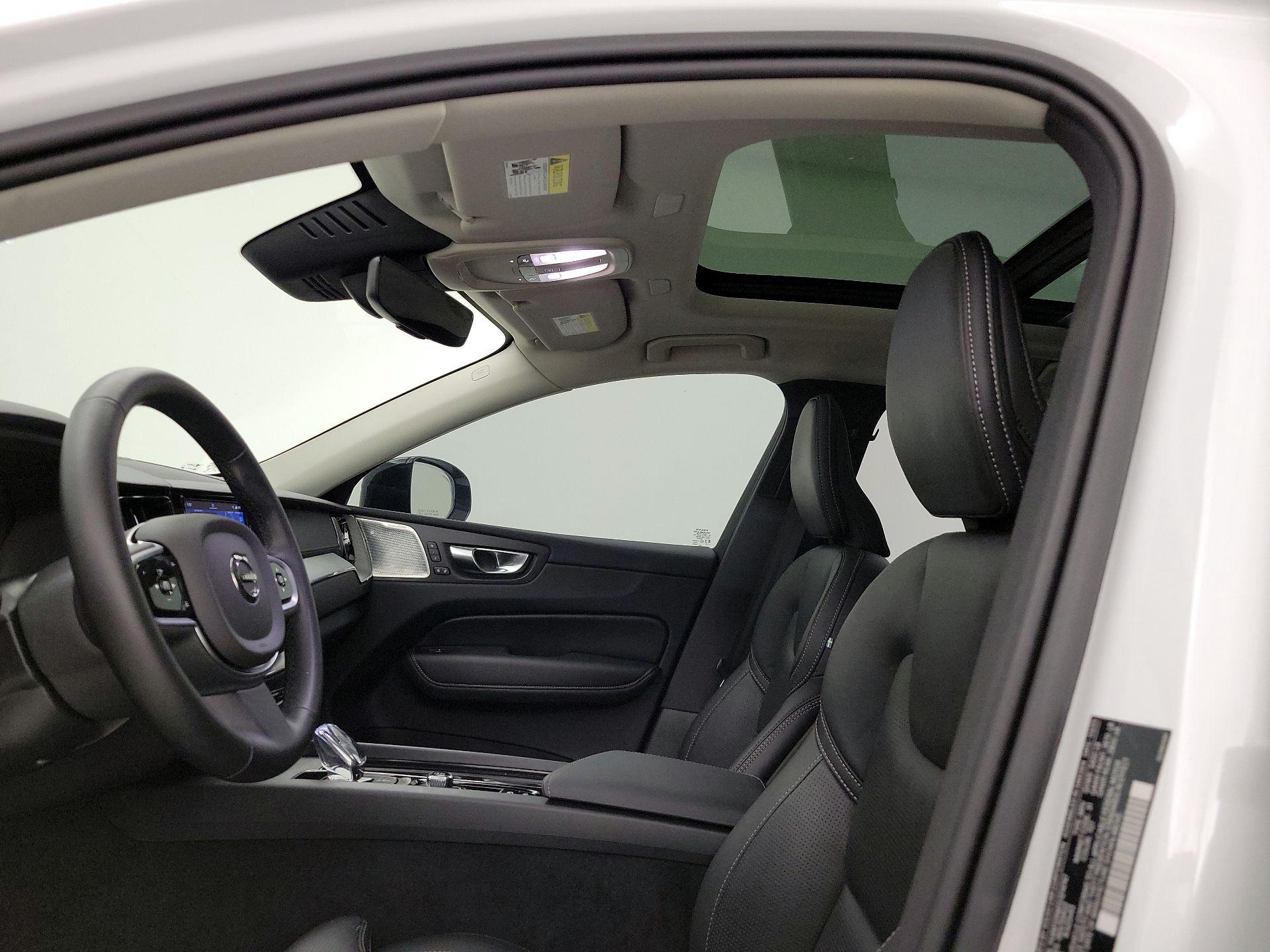 Thumbnail: 2025 Volvo XC60 - 17