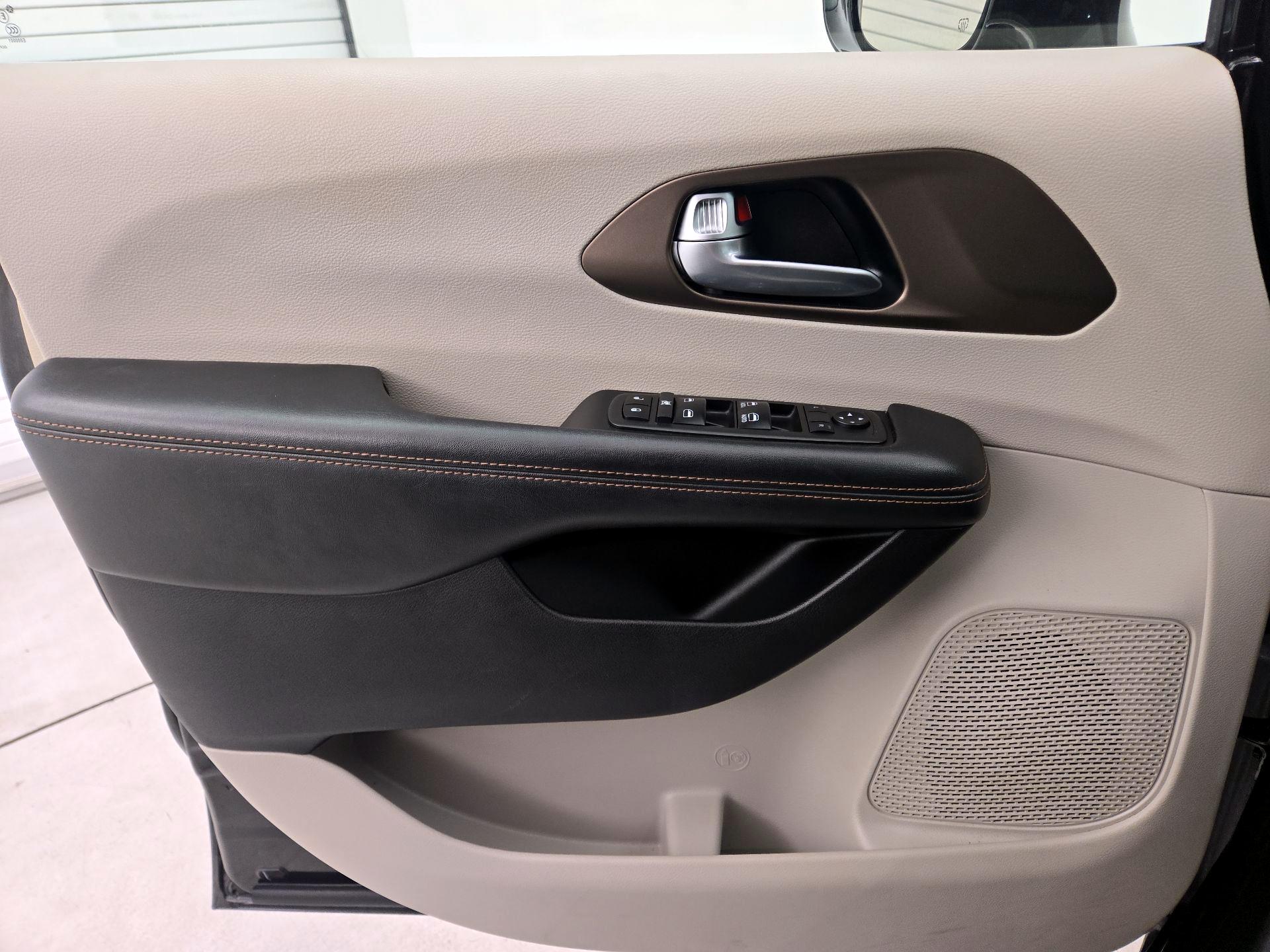 Thumbnail: 2019 Chrysler Pacifica - 12