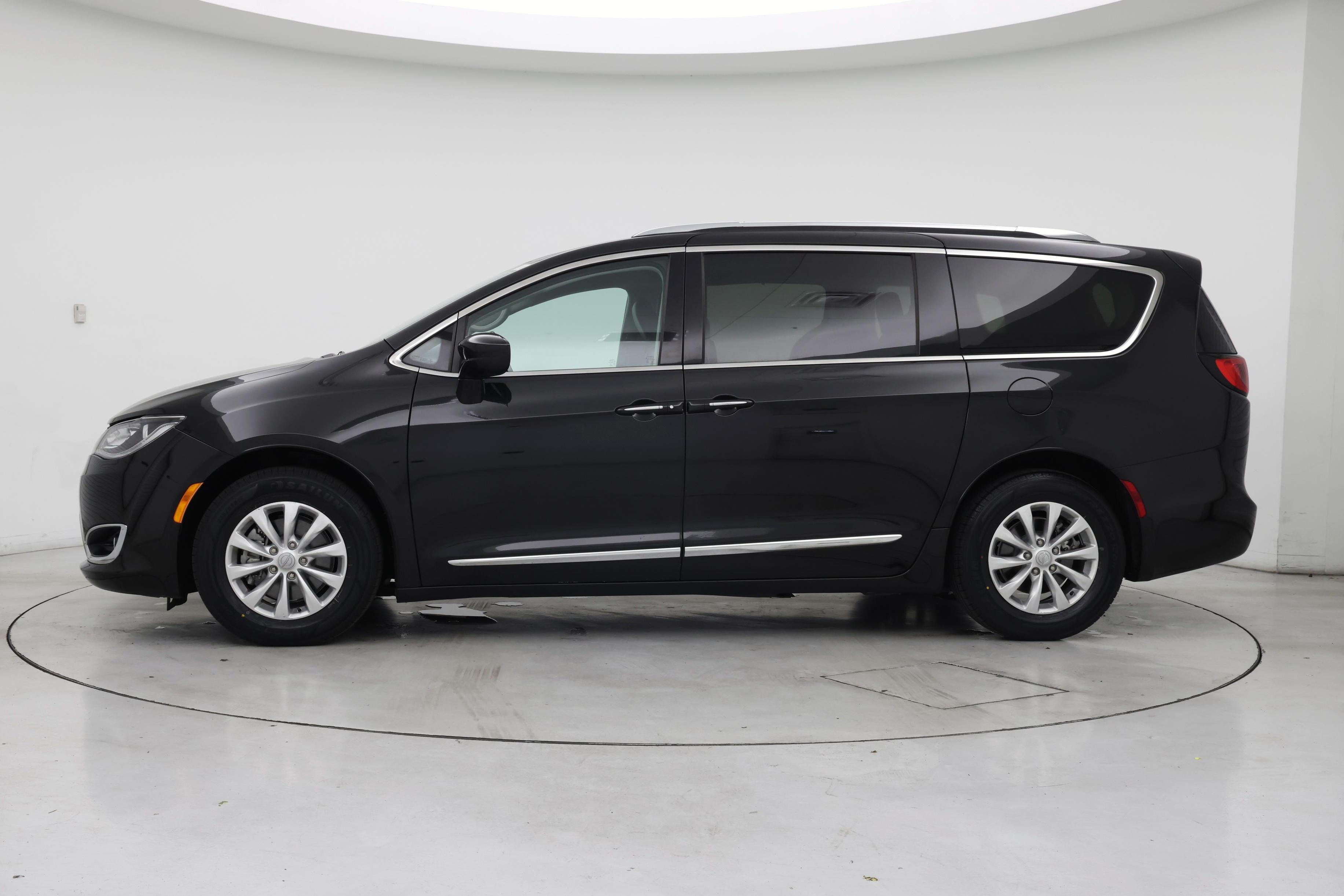 Thumbnail: 2019 Chrysler Pacifica - 3