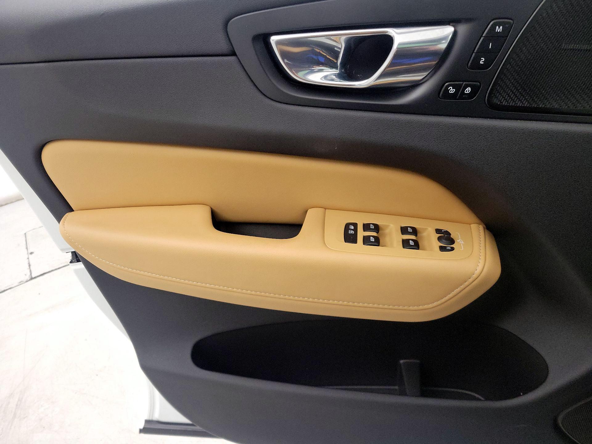 Thumbnail: 2022 Volvo XC60 - 12