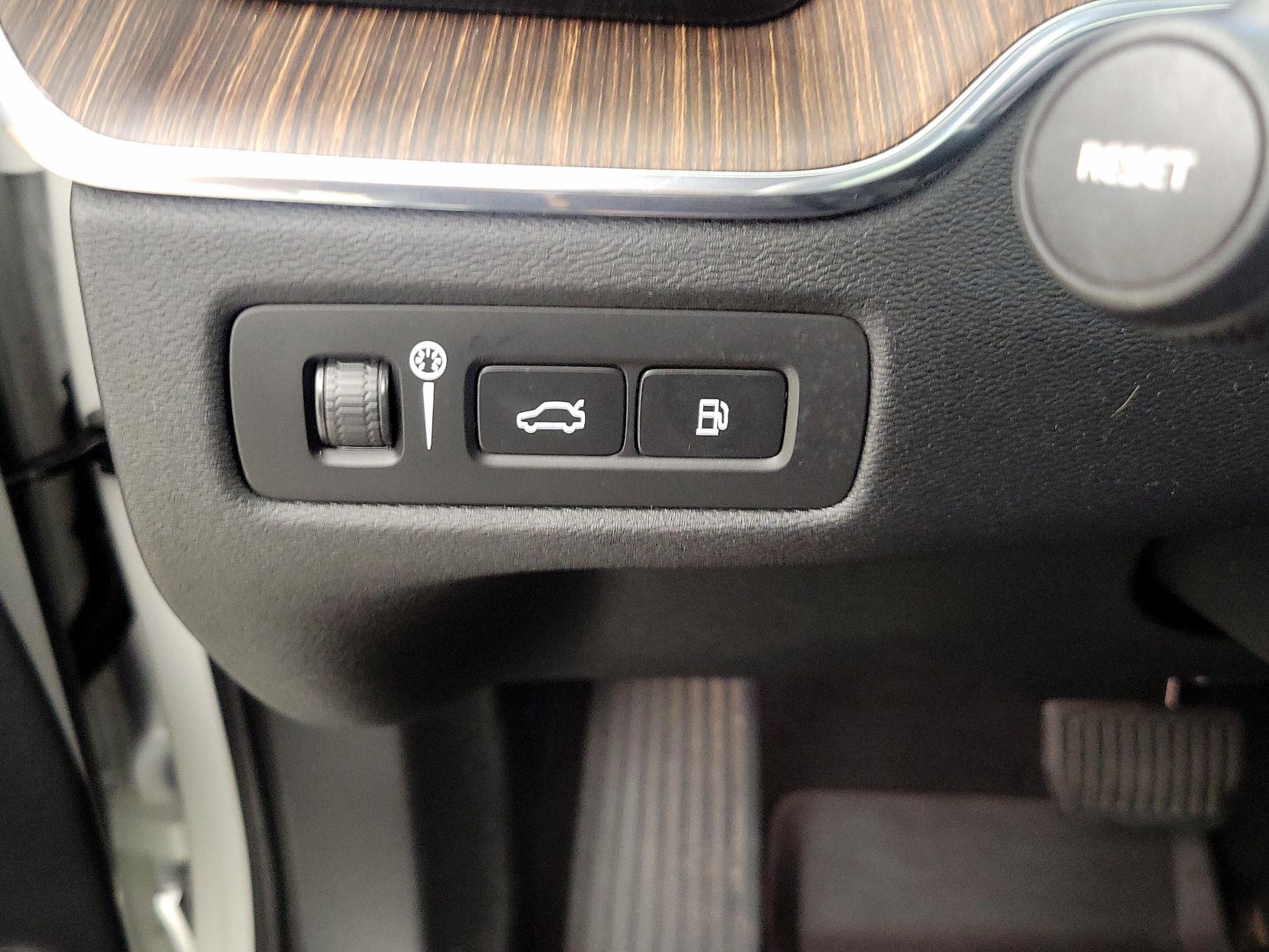 Thumbnail: 2022 Volvo XC60 - 13