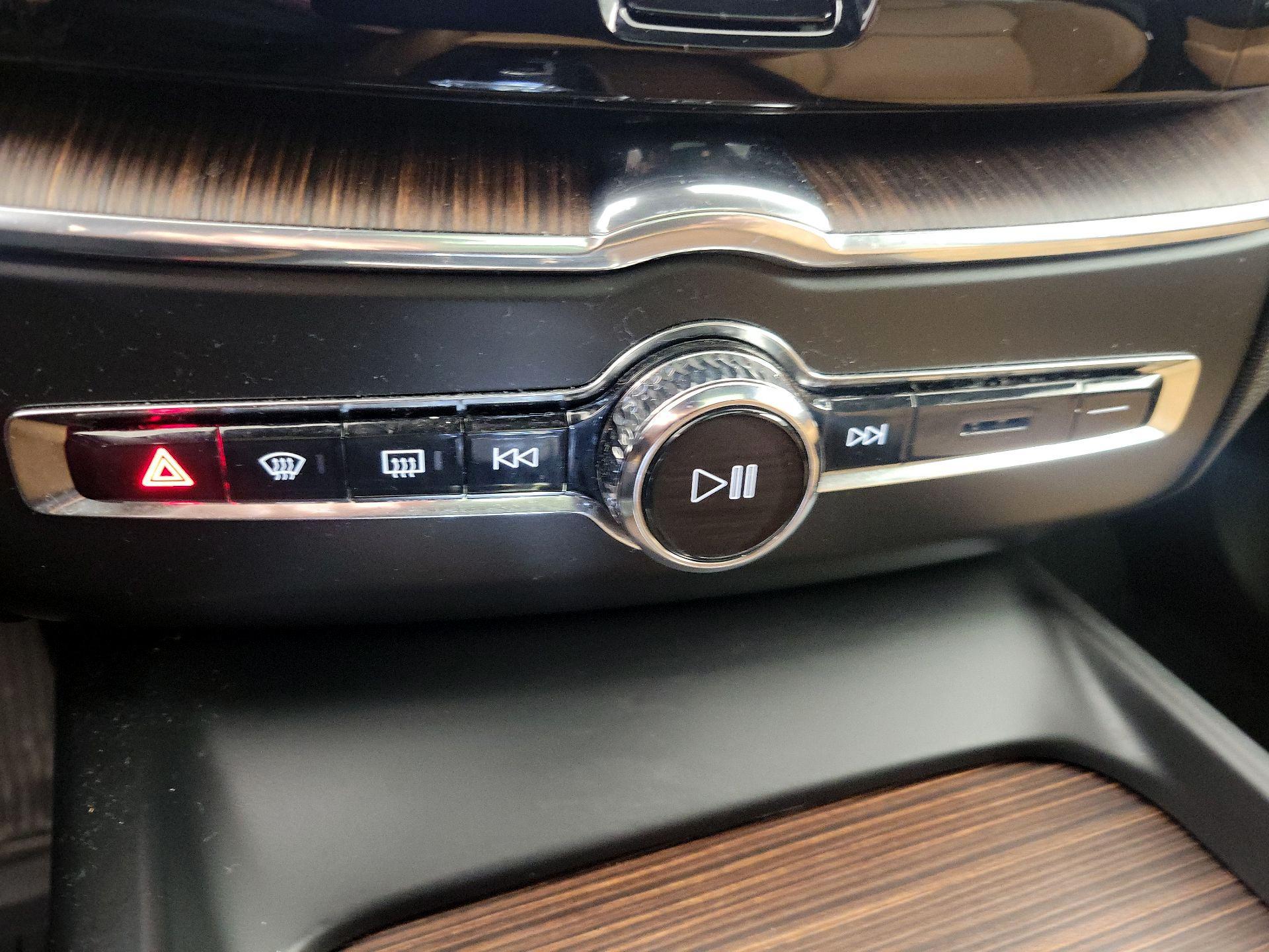 Thumbnail: 2022 Volvo XC60 - 16