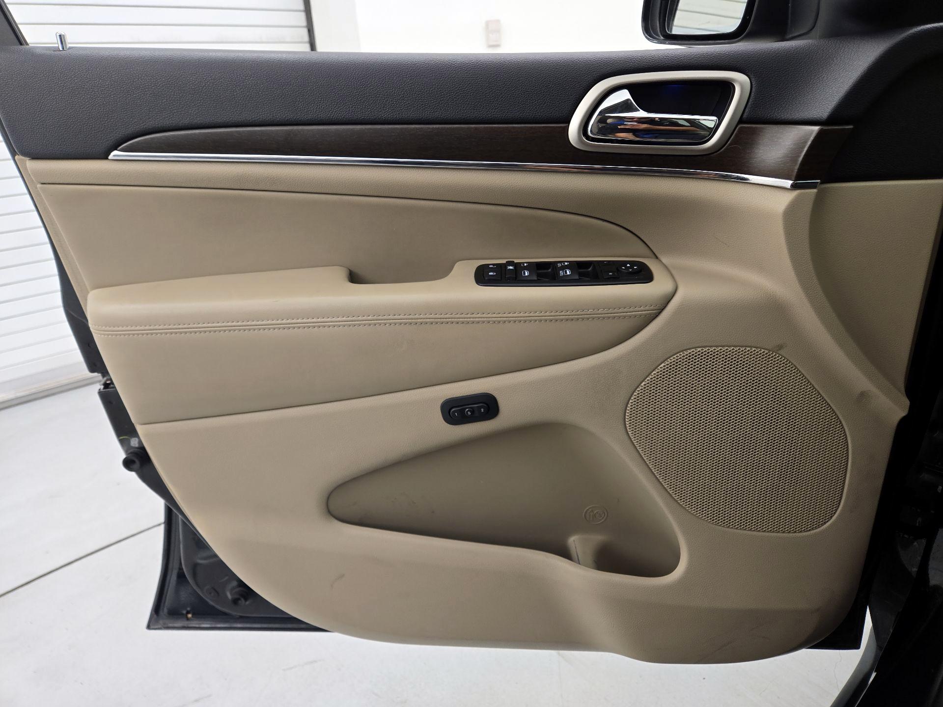 Thumbnail: 2015 Jeep Grand Cherokee - 12