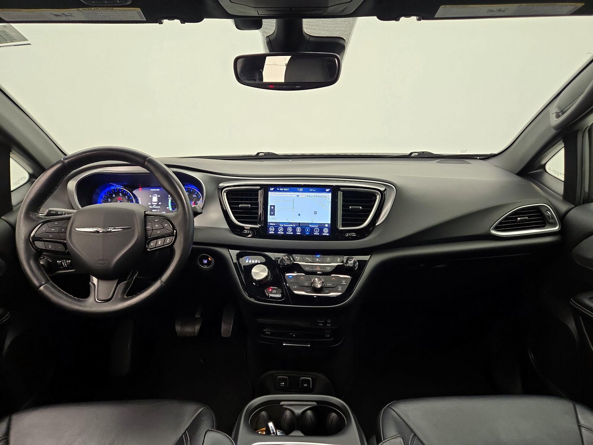 Thumbnail: 2018 Chrysler Pacifica - 9