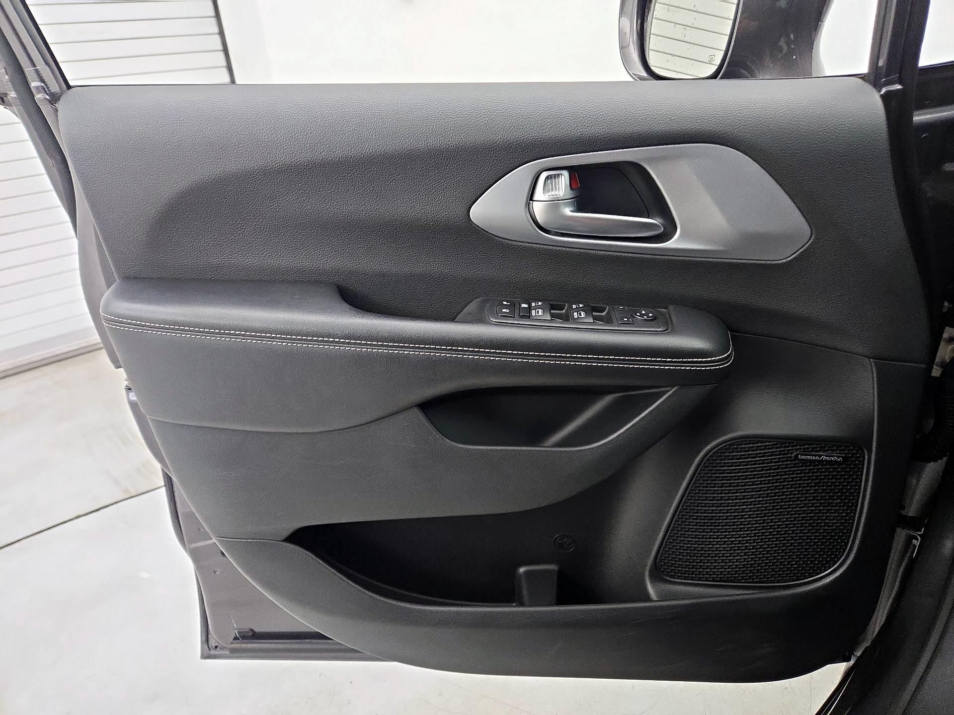 Thumbnail: 2018 Chrysler Pacifica - 12