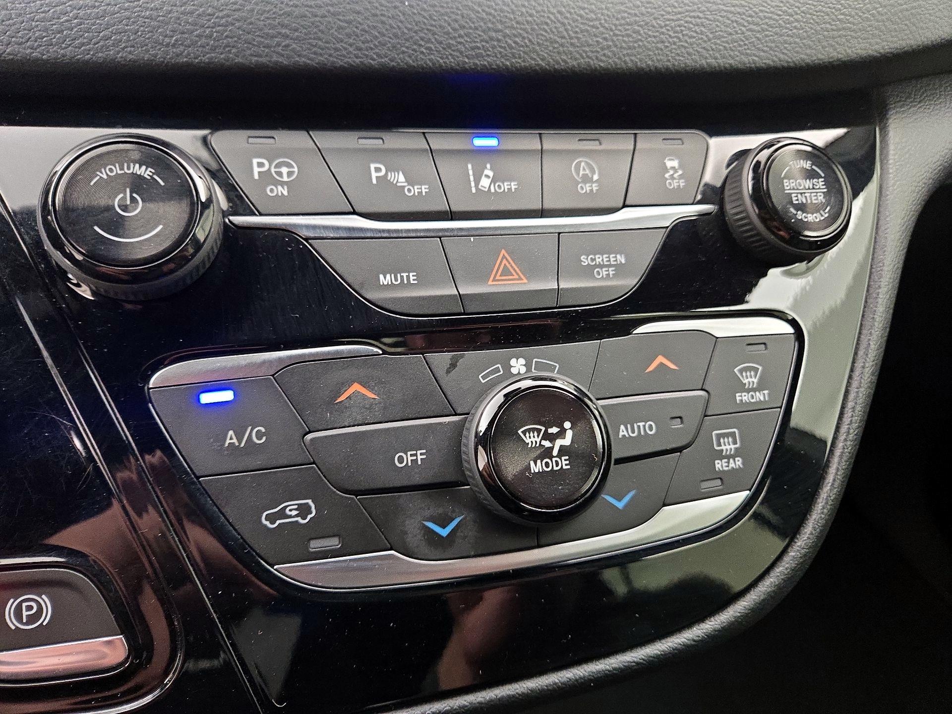 Thumbnail: 2018 Chrysler Pacifica - 17