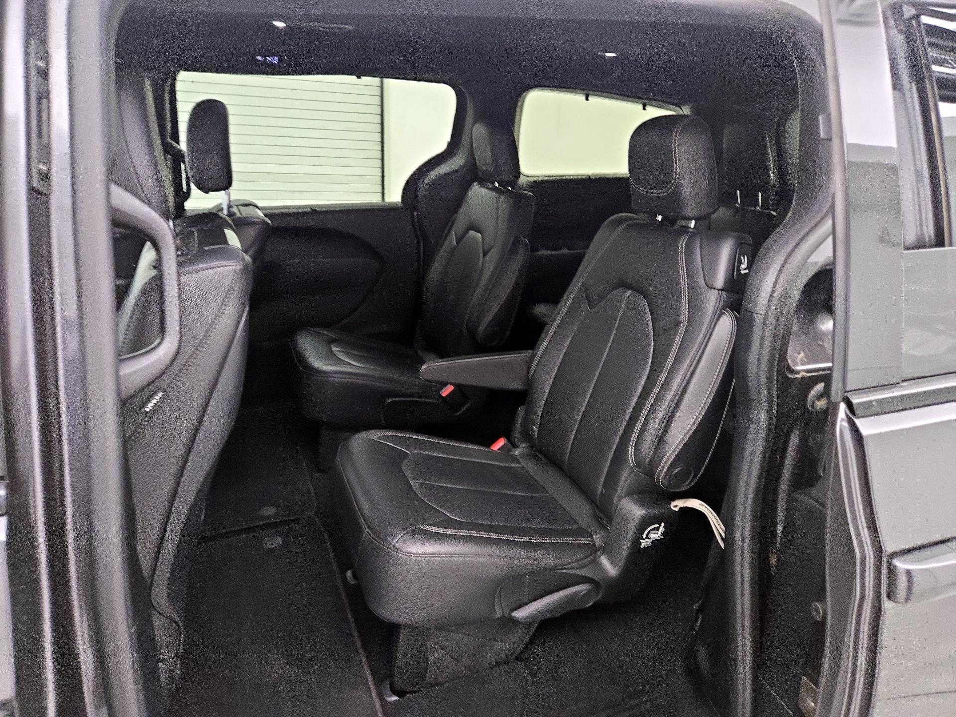 Thumbnail: 2018 Chrysler Pacifica - 20