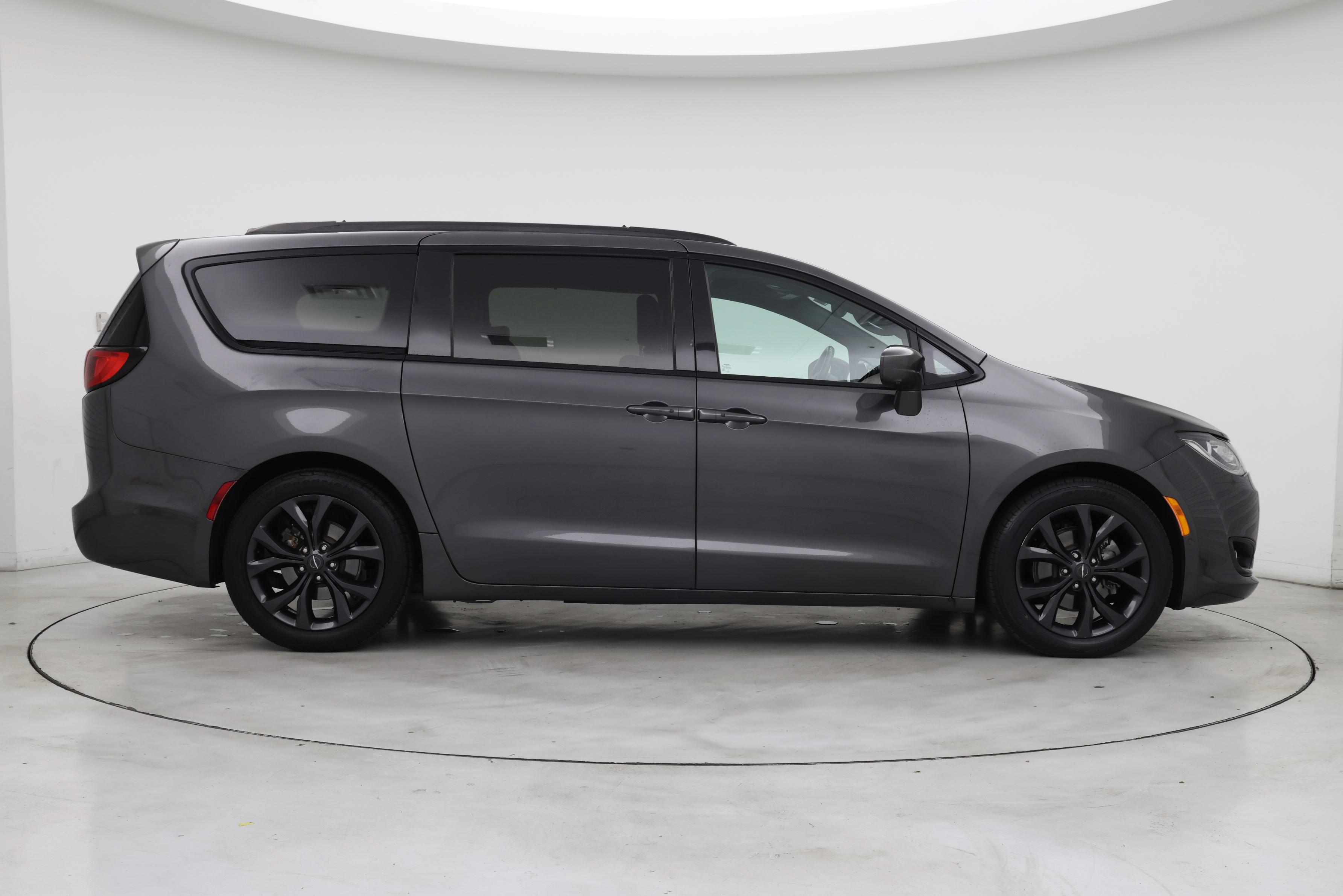 Thumbnail: 2018 Chrysler Pacifica - 7