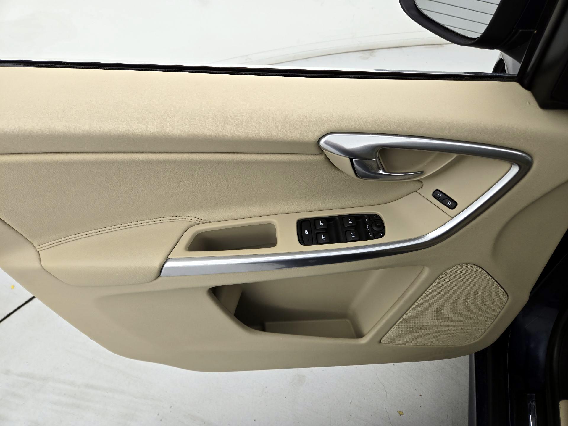 Thumbnail: 2015 Volvo XC60 - 12