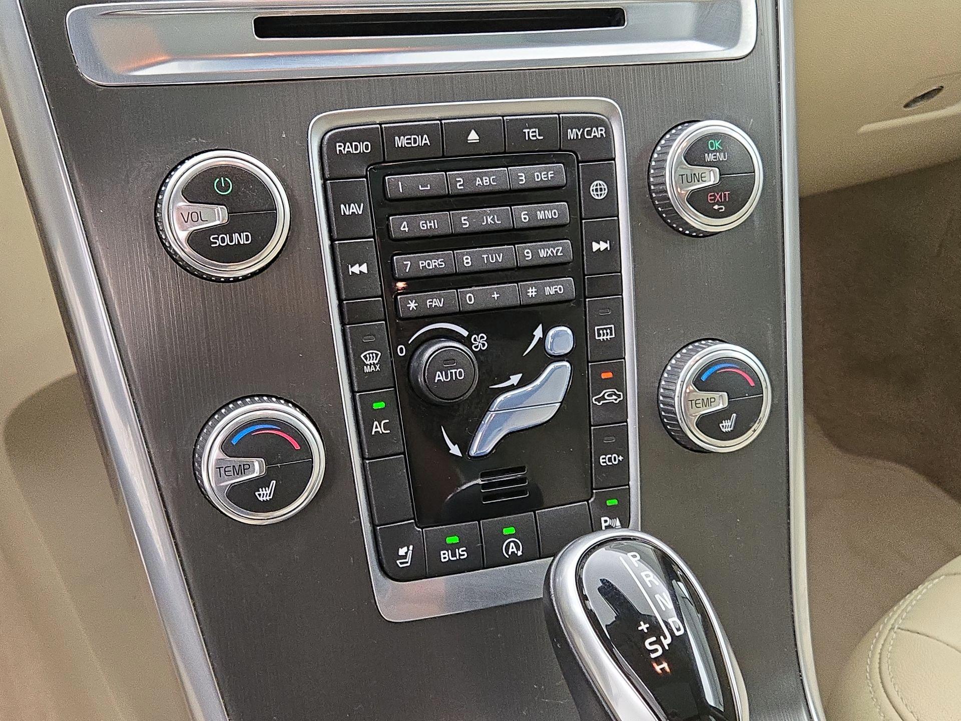 Thumbnail: 2015 Volvo XC60 - 16