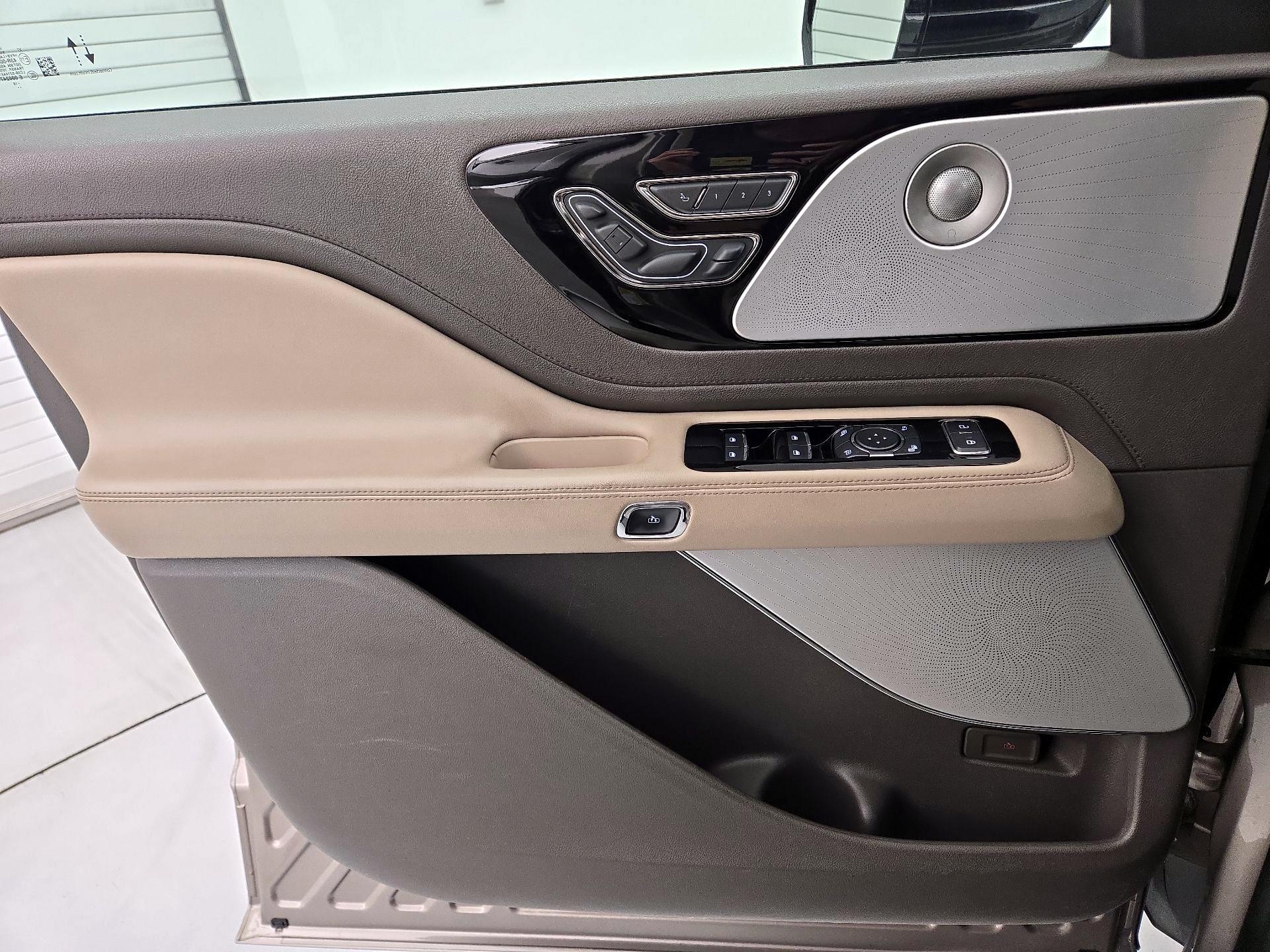 Thumbnail: 2020 Lincoln Aviator - 12